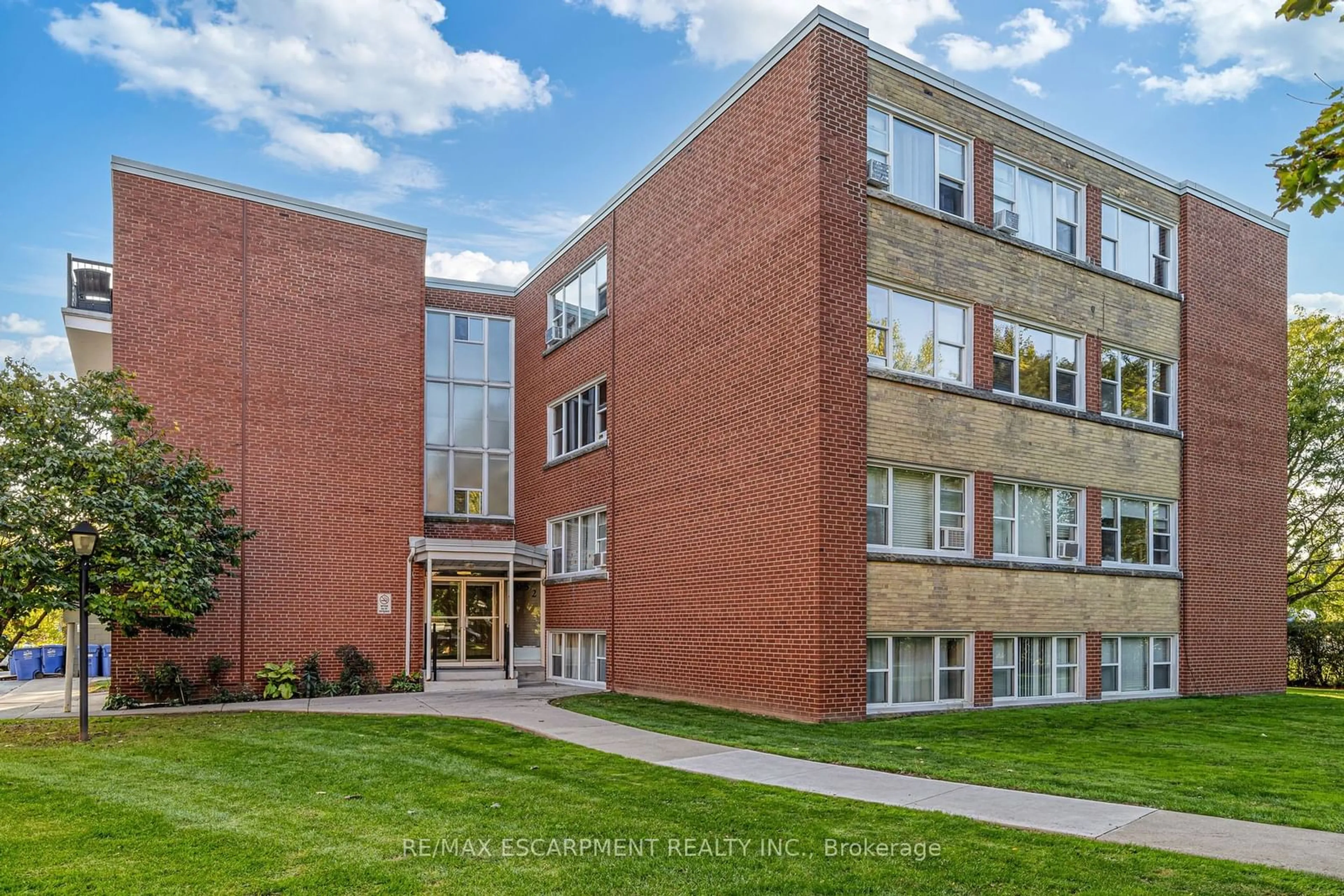 A pic from exterior of the house or condo, the front or back of building for 2052 Courtland Dr #304, Burlington Ontario L7R 1R8