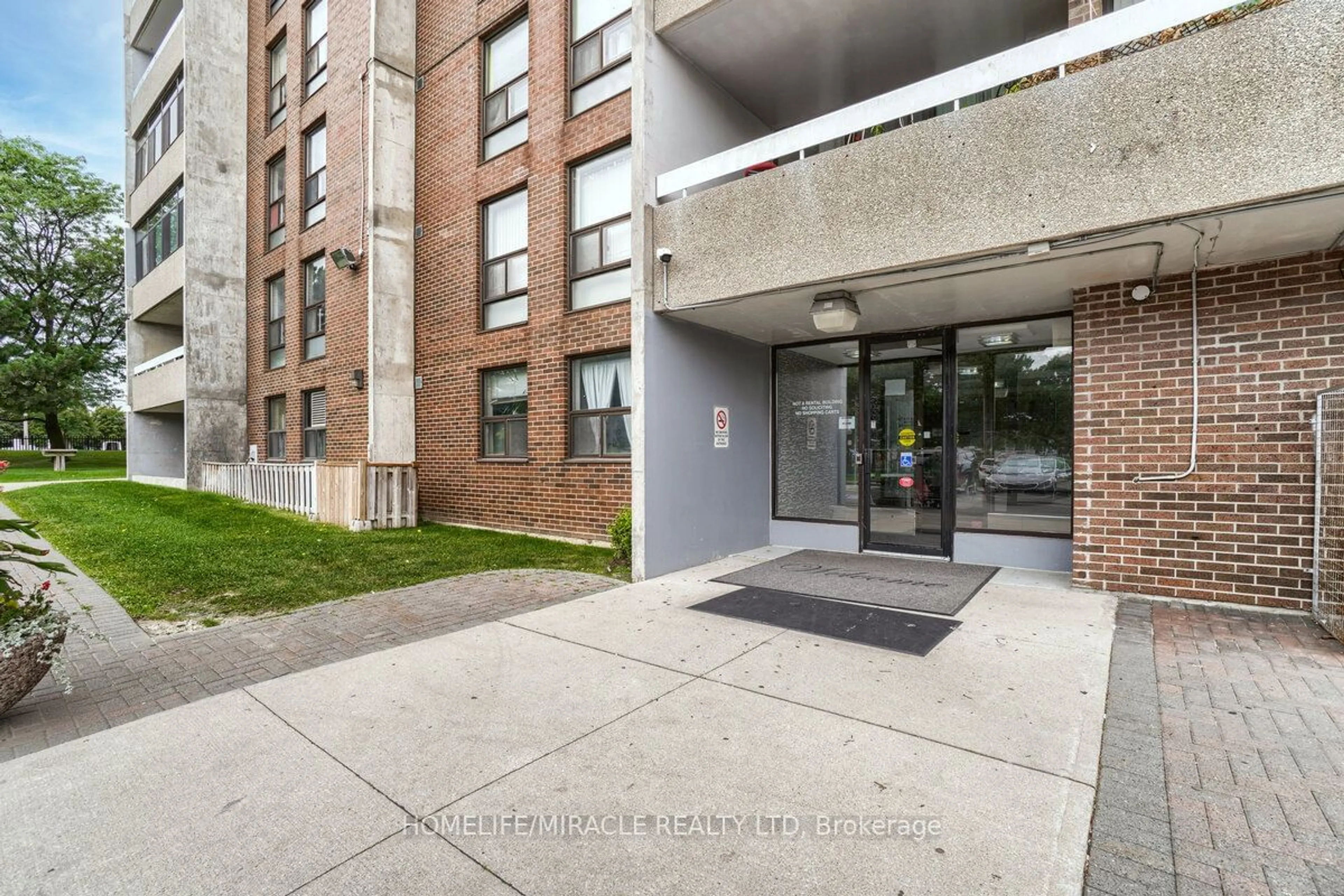 A pic from exterior of the house or condo, the front or back of building for 15 Kensington Rd #1703, Brampton Ontario L6T 3W2