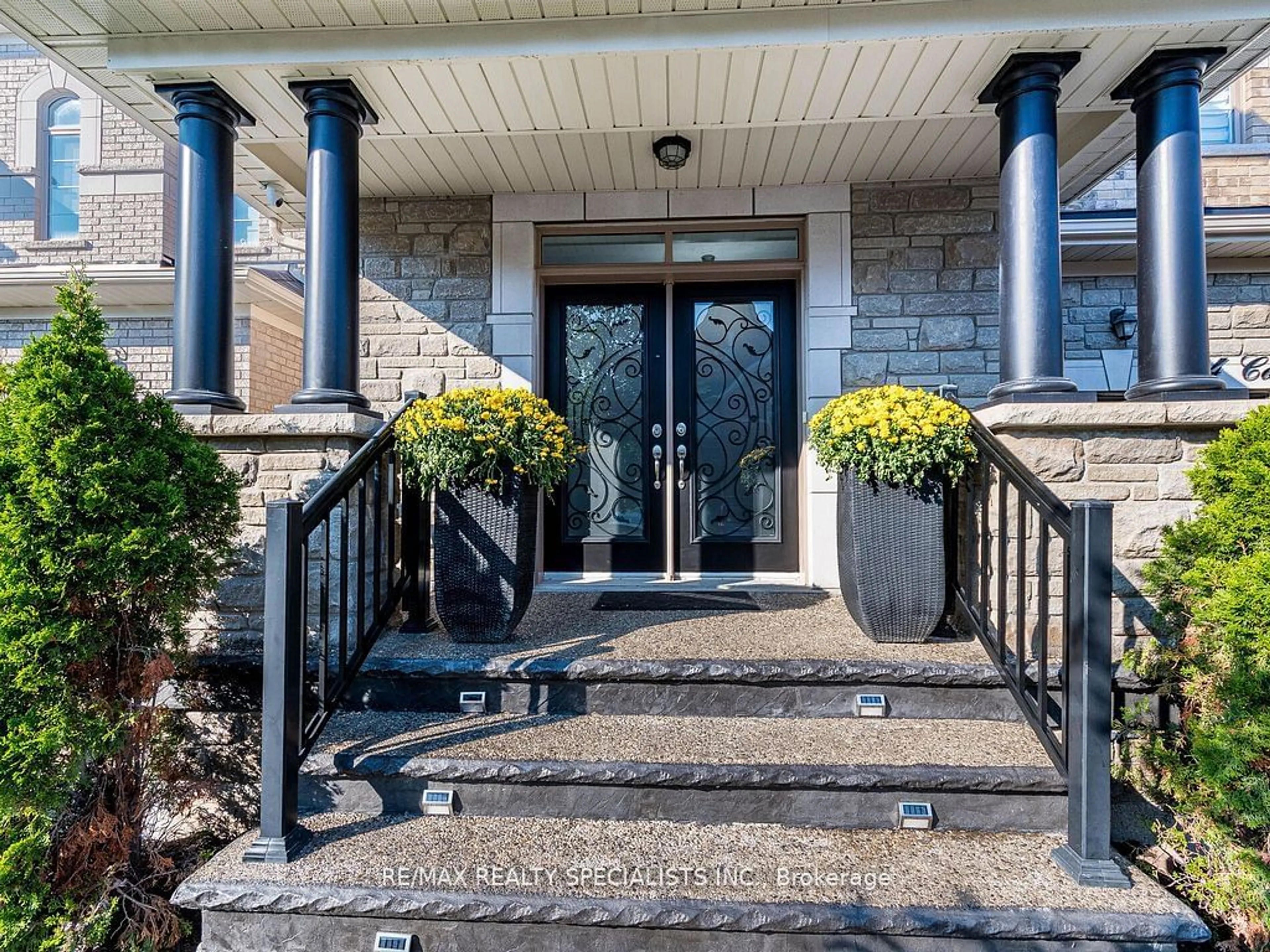 Indoor entryway, wood floors for 14 Canary Clse, Brampton Ontario L6X 5L1