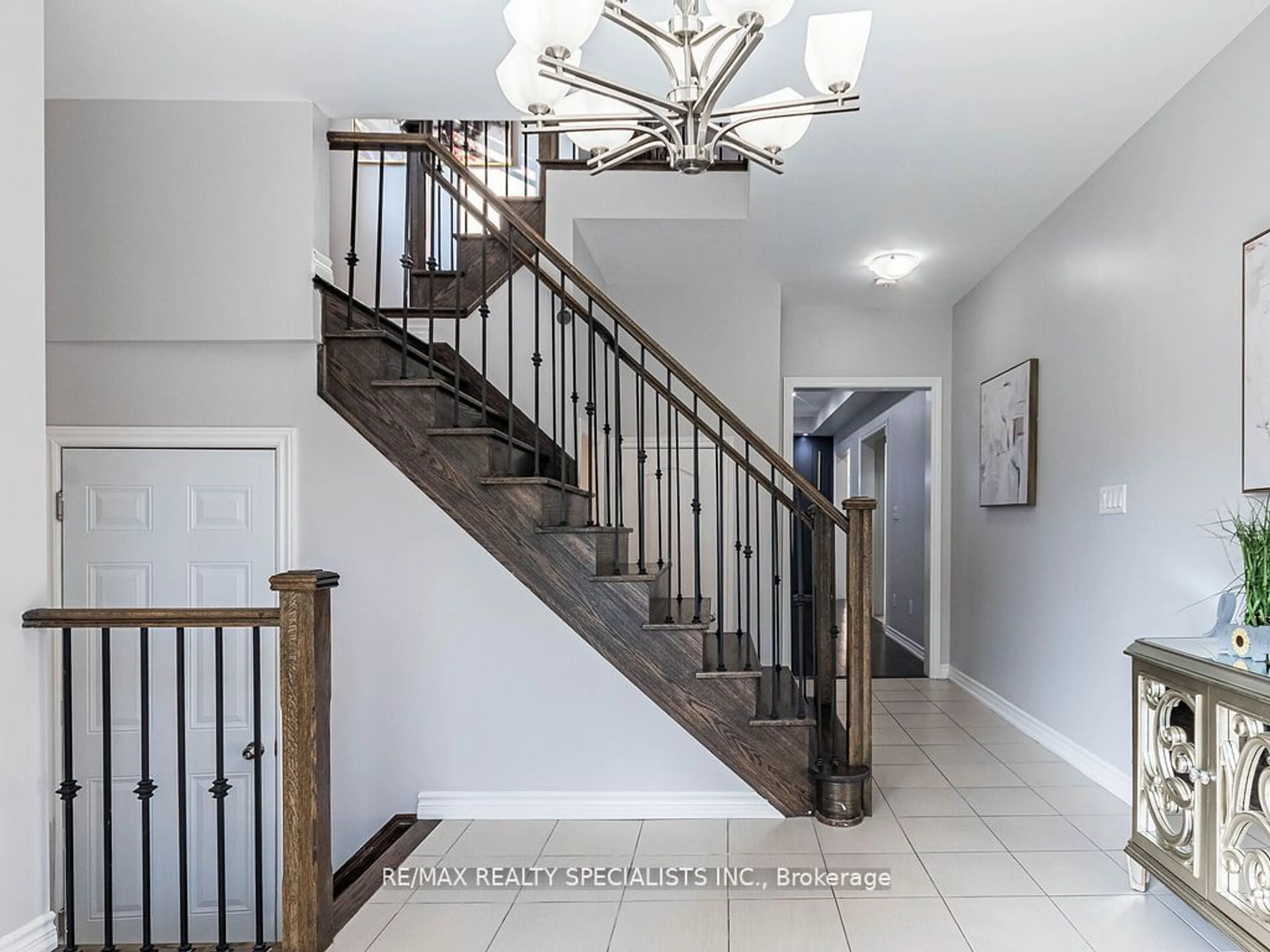 Indoor entryway, wood floors for 14 Canary Clse, Brampton Ontario L6X 5L1