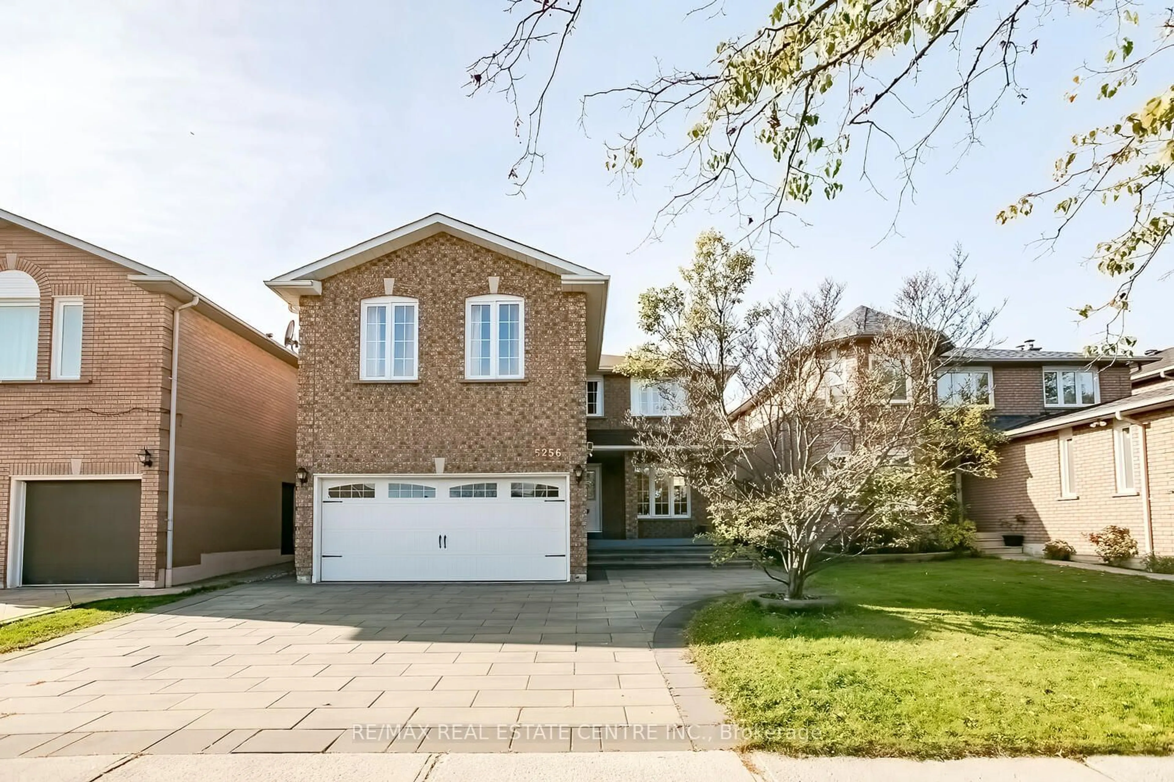 Frontside or backside of a home, the street view for 5256 Castlefield Dr, Mississauga Ontario L5V 1T4