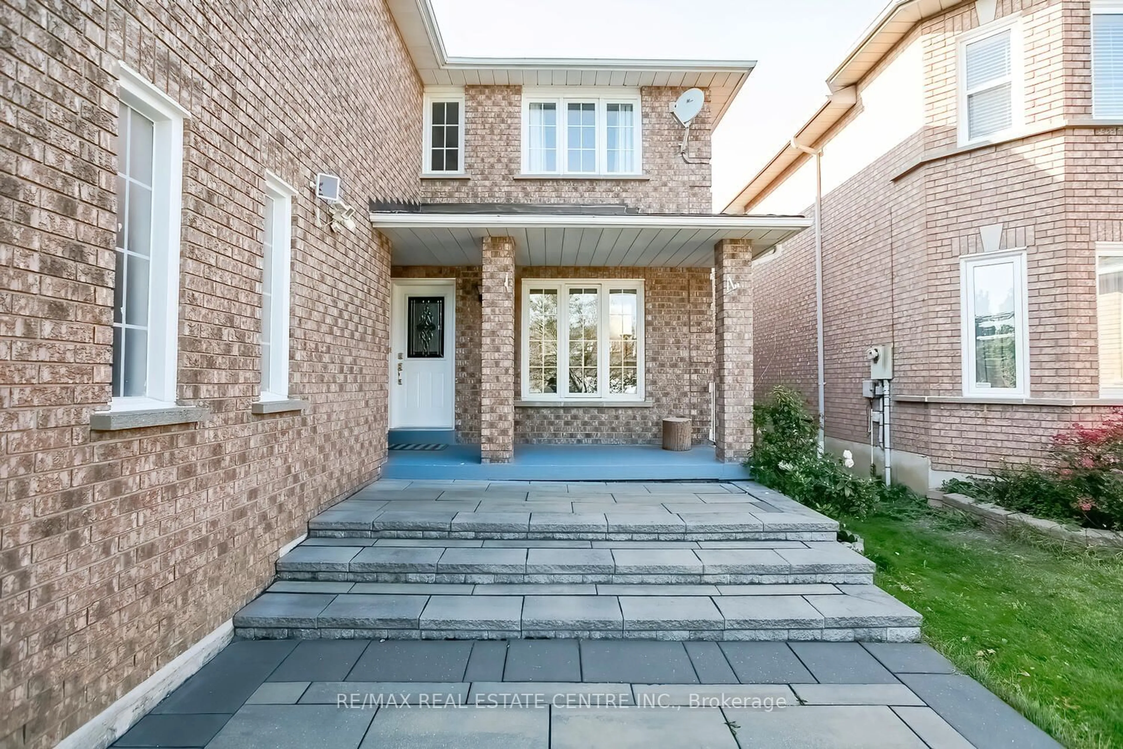 Home with brick exterior material for 5256 Castlefield Dr, Mississauga Ontario L5V 1T4