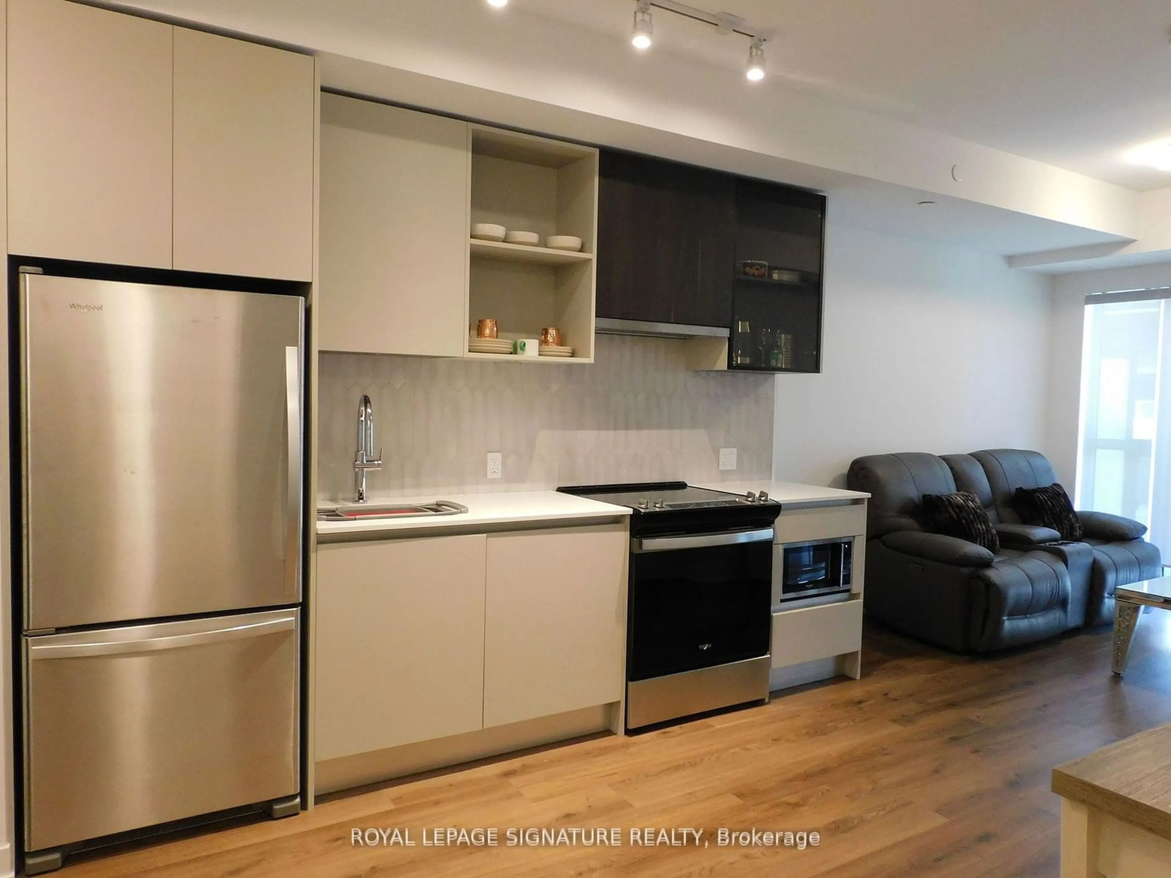 Standard kitchen for 405 Dundas St #613, Oakville Ontario L6M 5P9