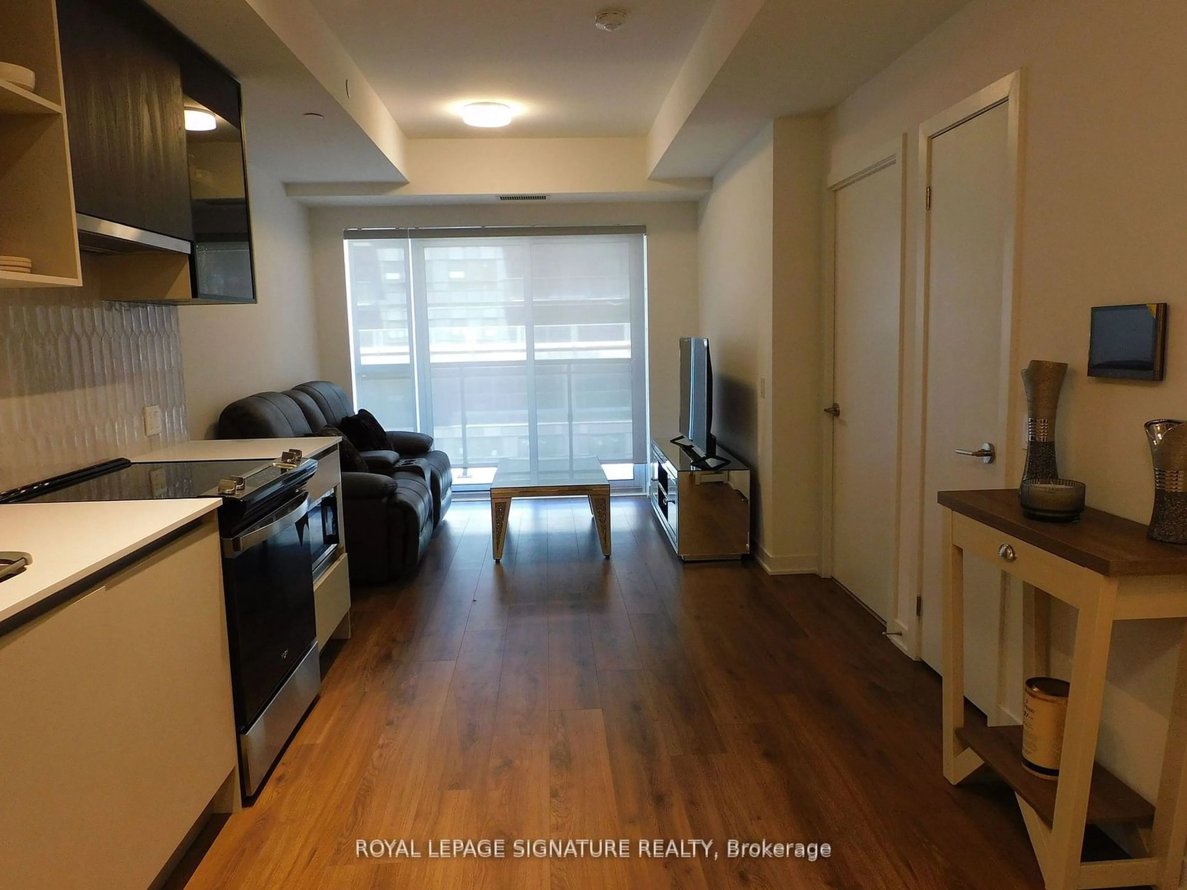 Standard kitchen for 405 Dundas St #613, Oakville Ontario L6M 5P9