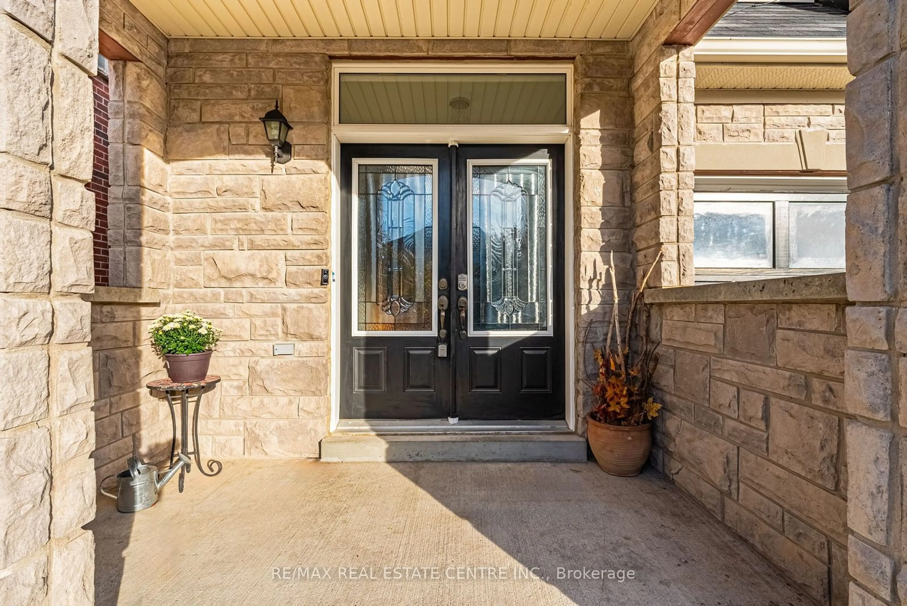 Indoor entryway, wood floors for 4264 VIVALDI Rd, Burlington Ontario L7M 0N4