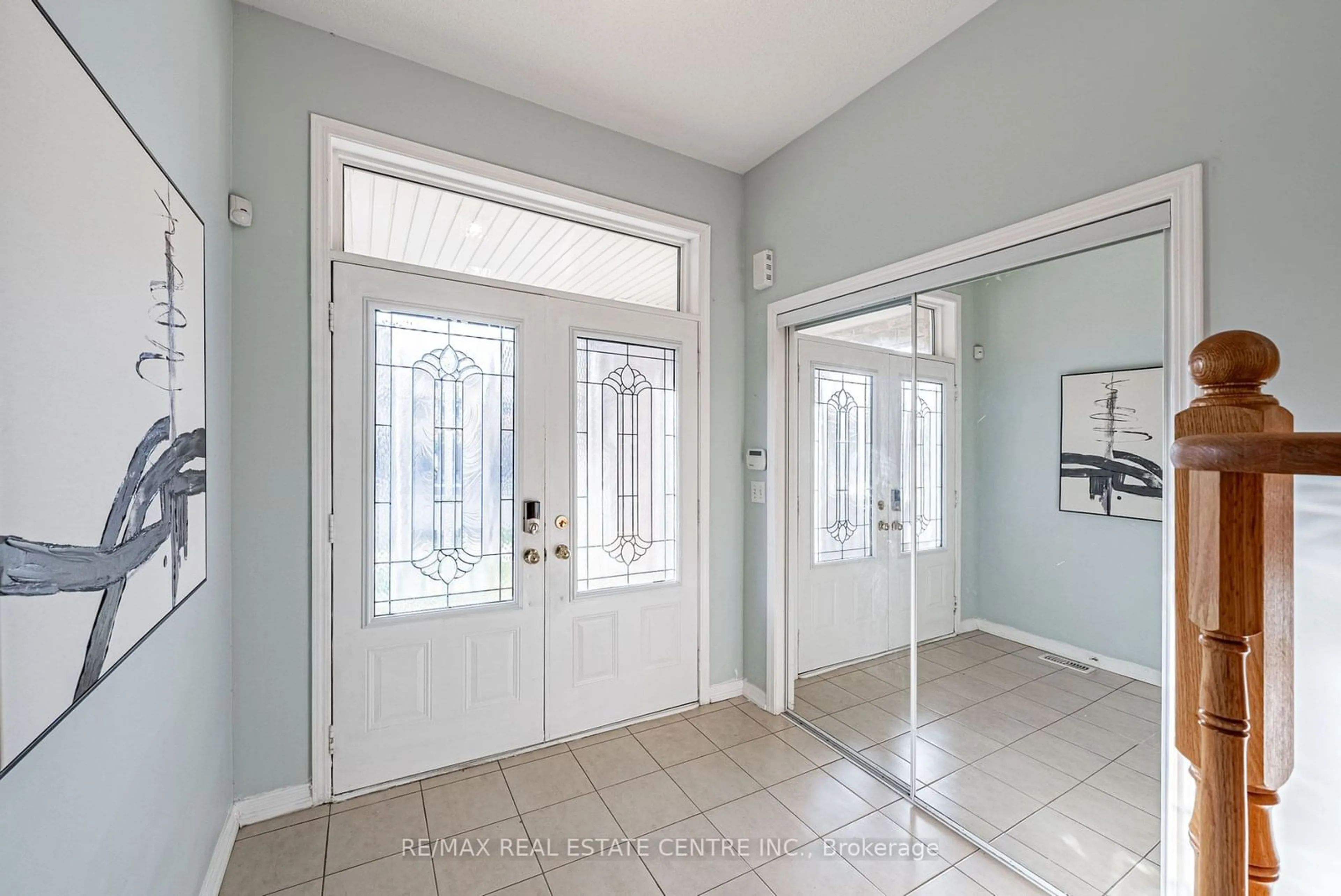 Indoor entryway, wood floors for 4264 VIVALDI Rd, Burlington Ontario L7M 0N4