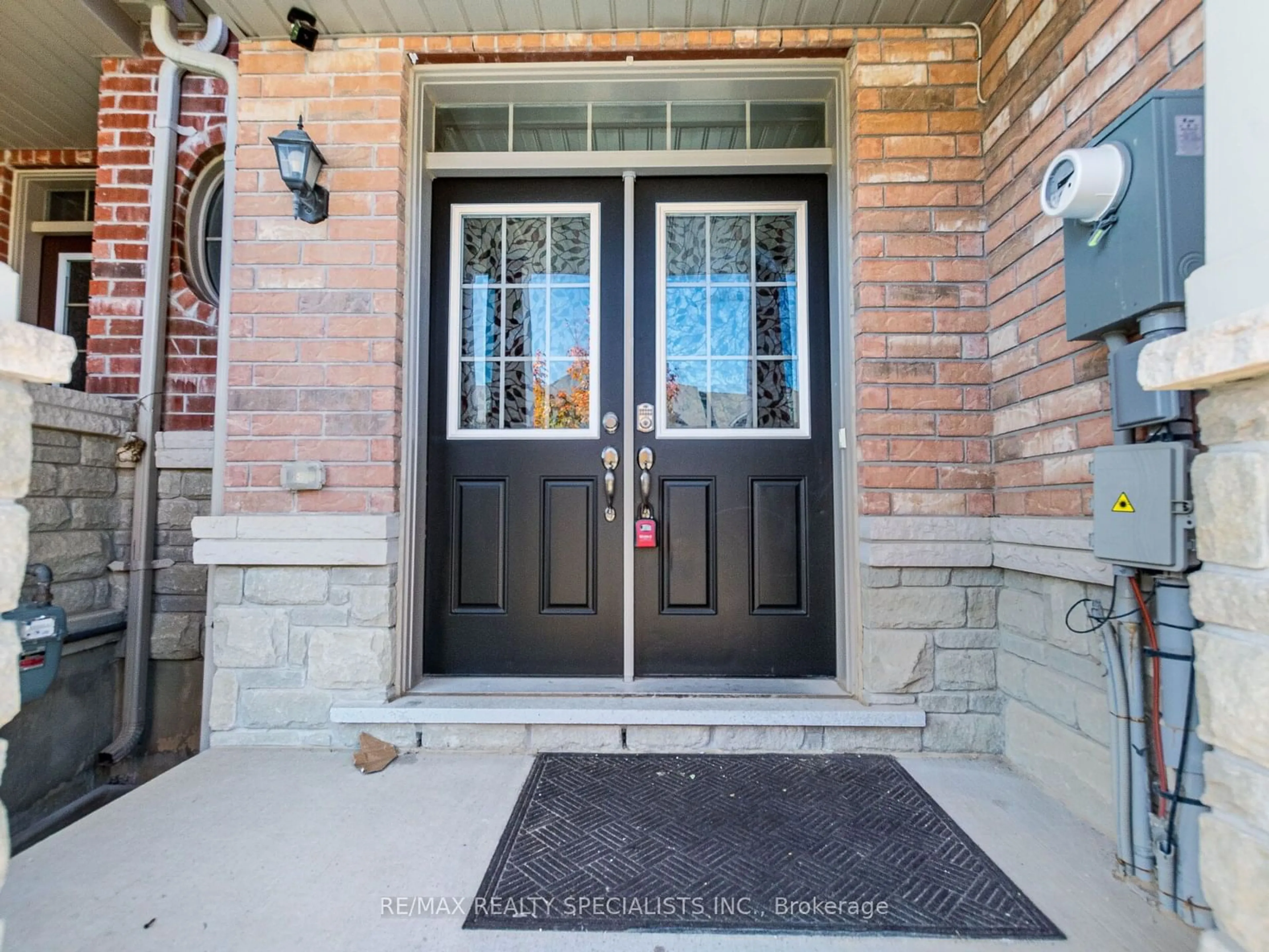 Indoor entryway, wood floors for 12 Merrybrook Tr, Brampton Ontario L7A 4W1