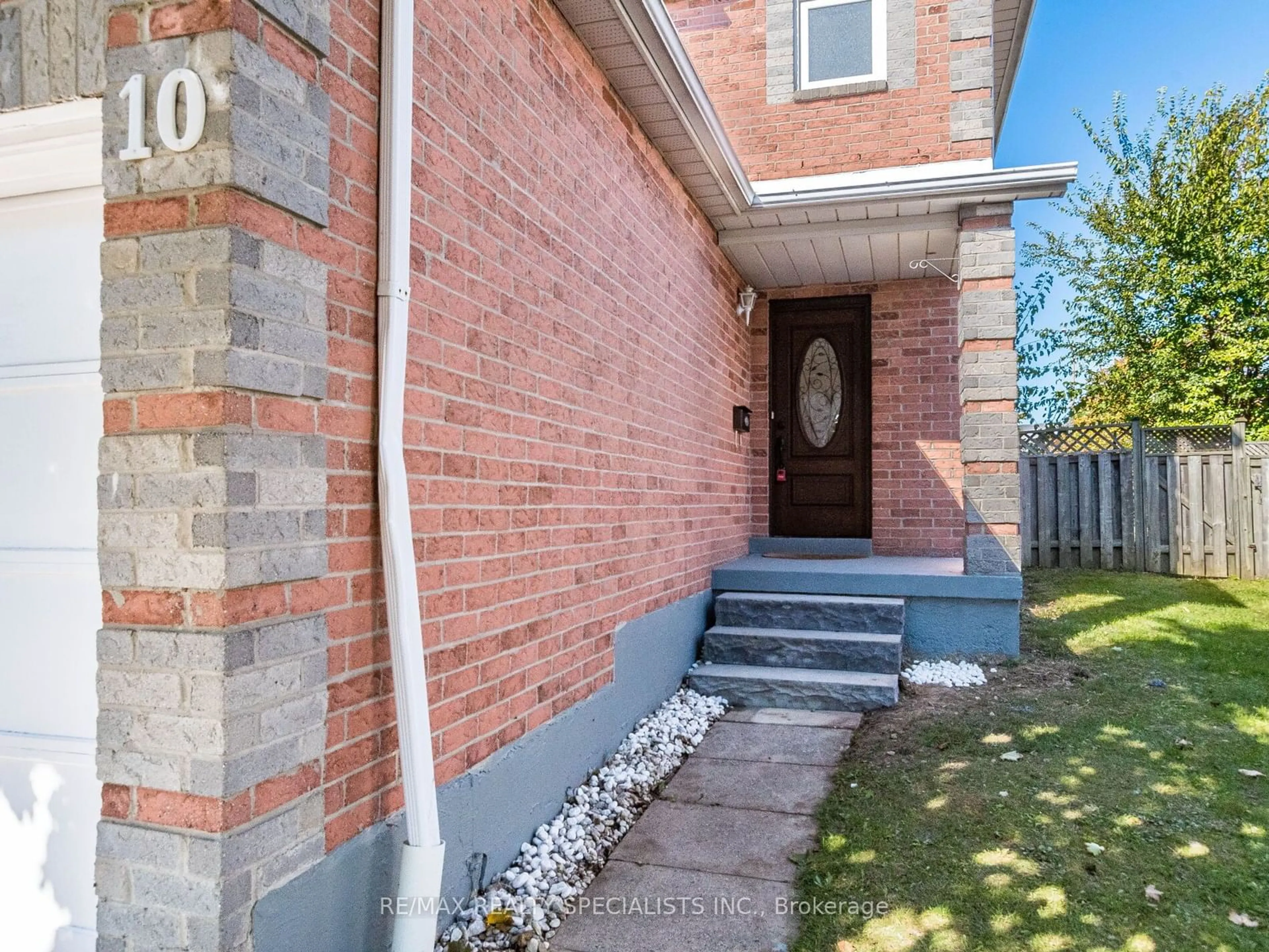 Home with brick exterior material for 10 Aster Crt, Brampton Ontario L6V 3P2