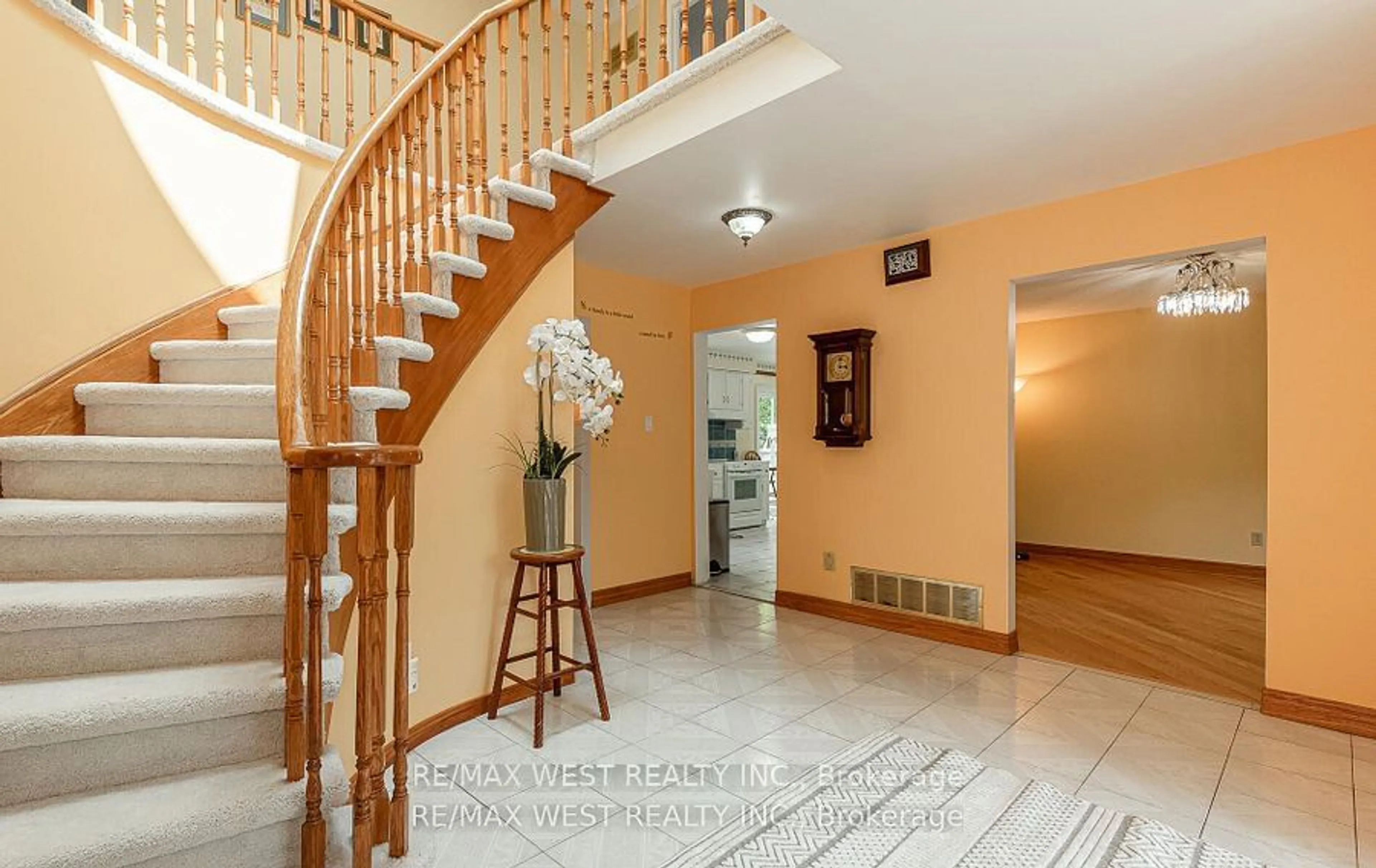 Indoor foyer, wood floors for 78 Dawnridge Tr, Brampton Ontario L6Z 2A3