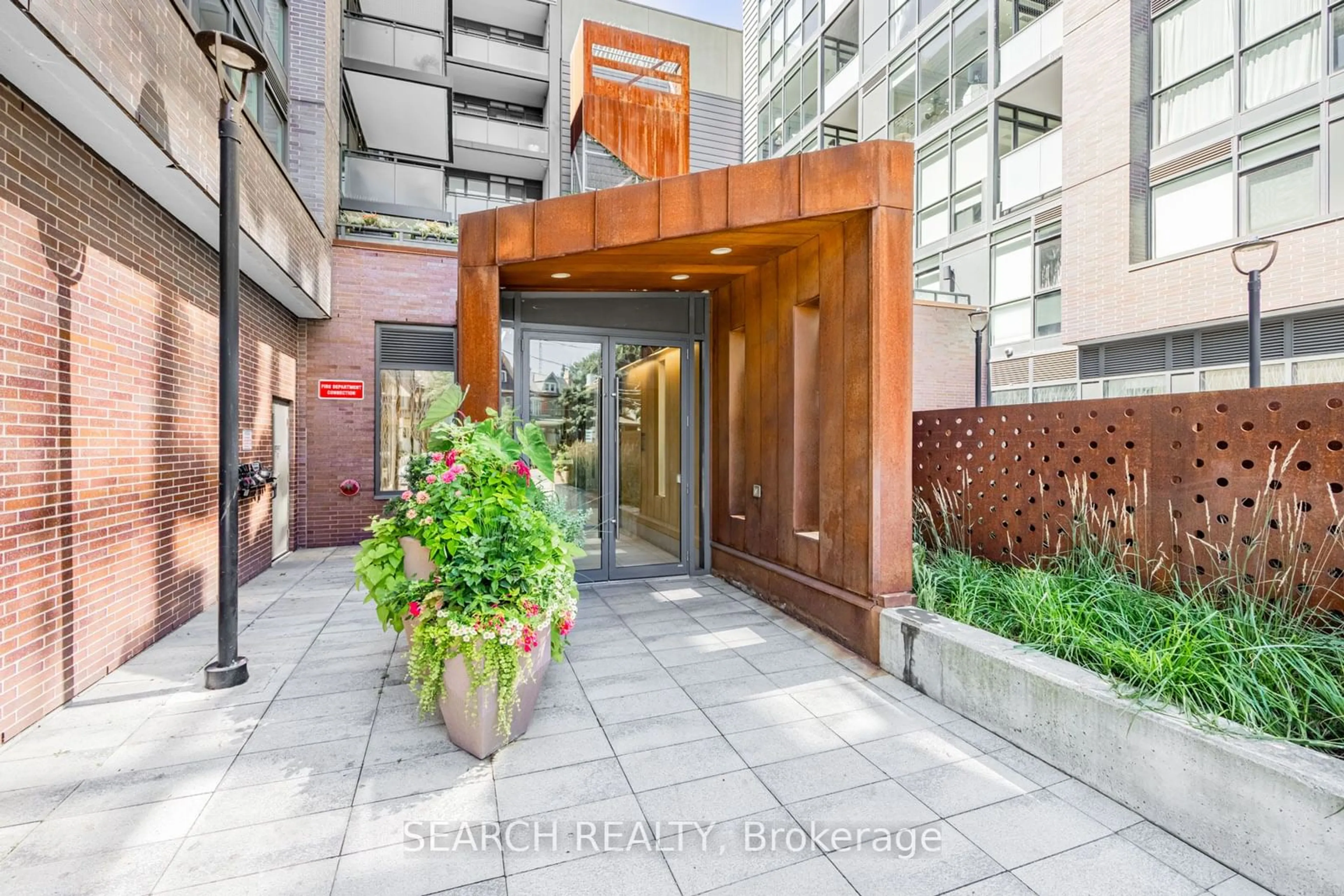 Indoor entryway for 36 Howard Park Ave #303, Toronto Ontario M6R 0A5