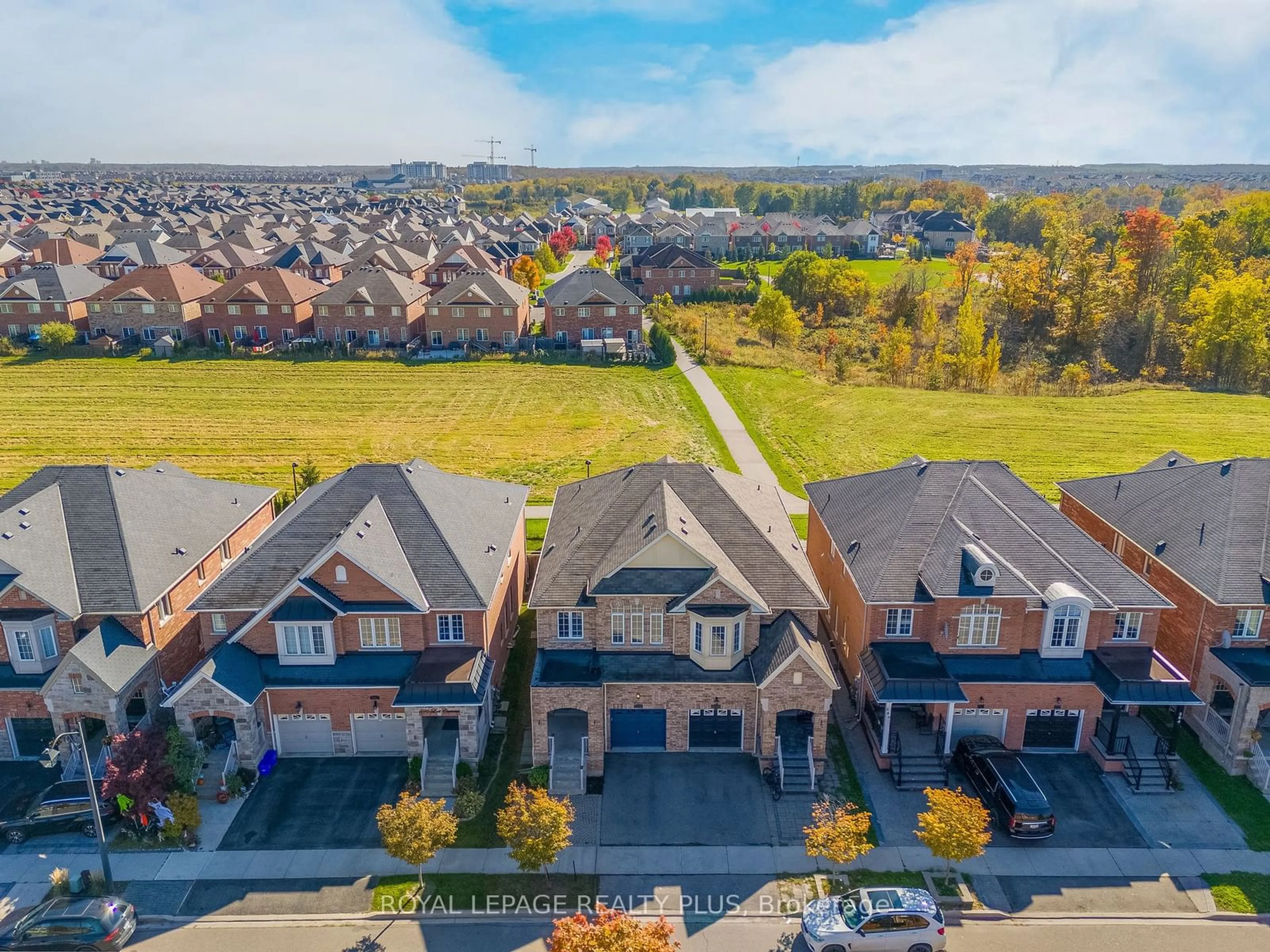 A pic from exterior of the house or condo, the street view for 592 Lott Cres, Milton Ontario L9T 7P9