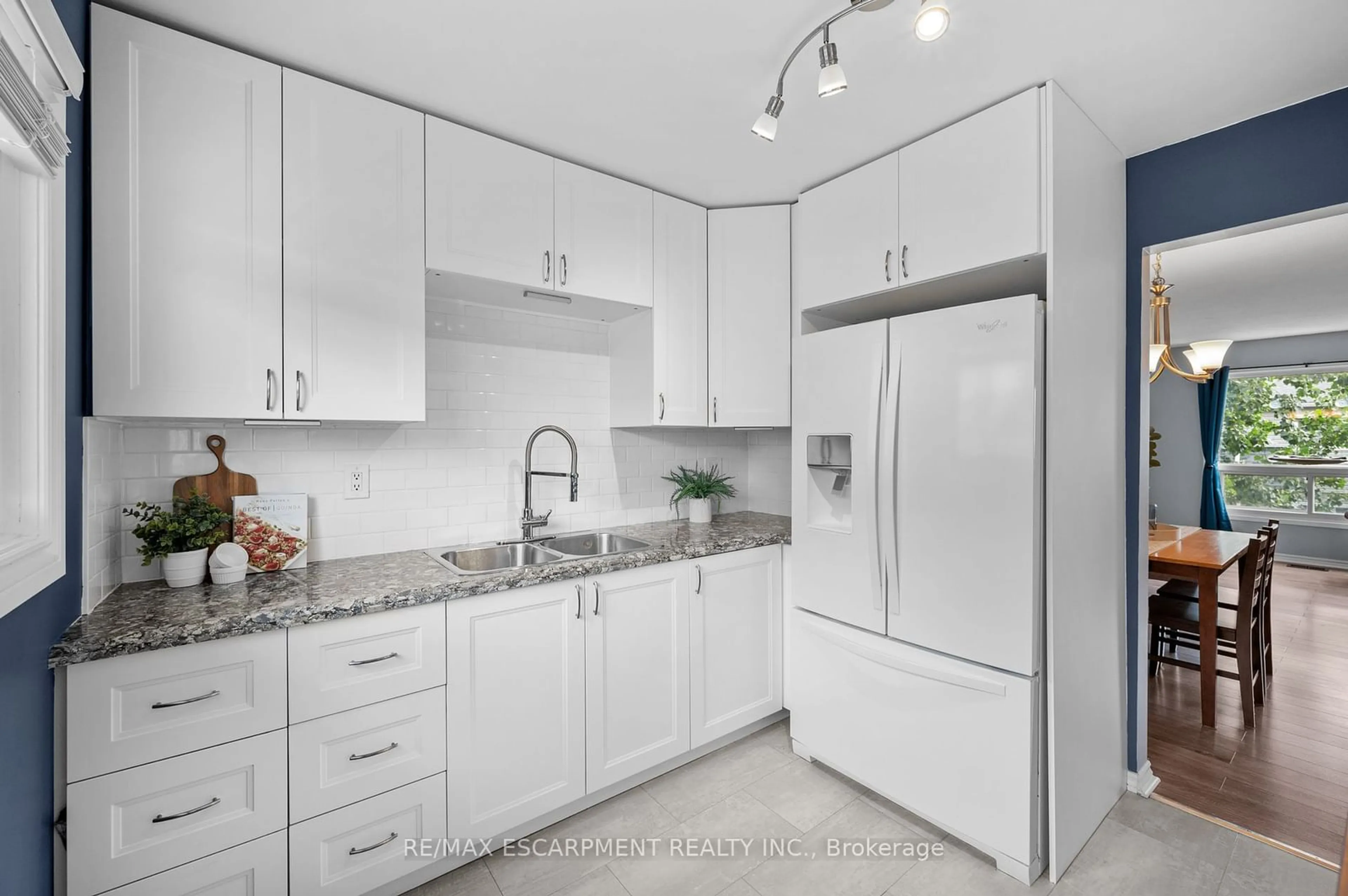 Kitchen, ceramic floors, mountain for 2050 Upper Middle Rd #75, Burlington Ontario L7P 3R9