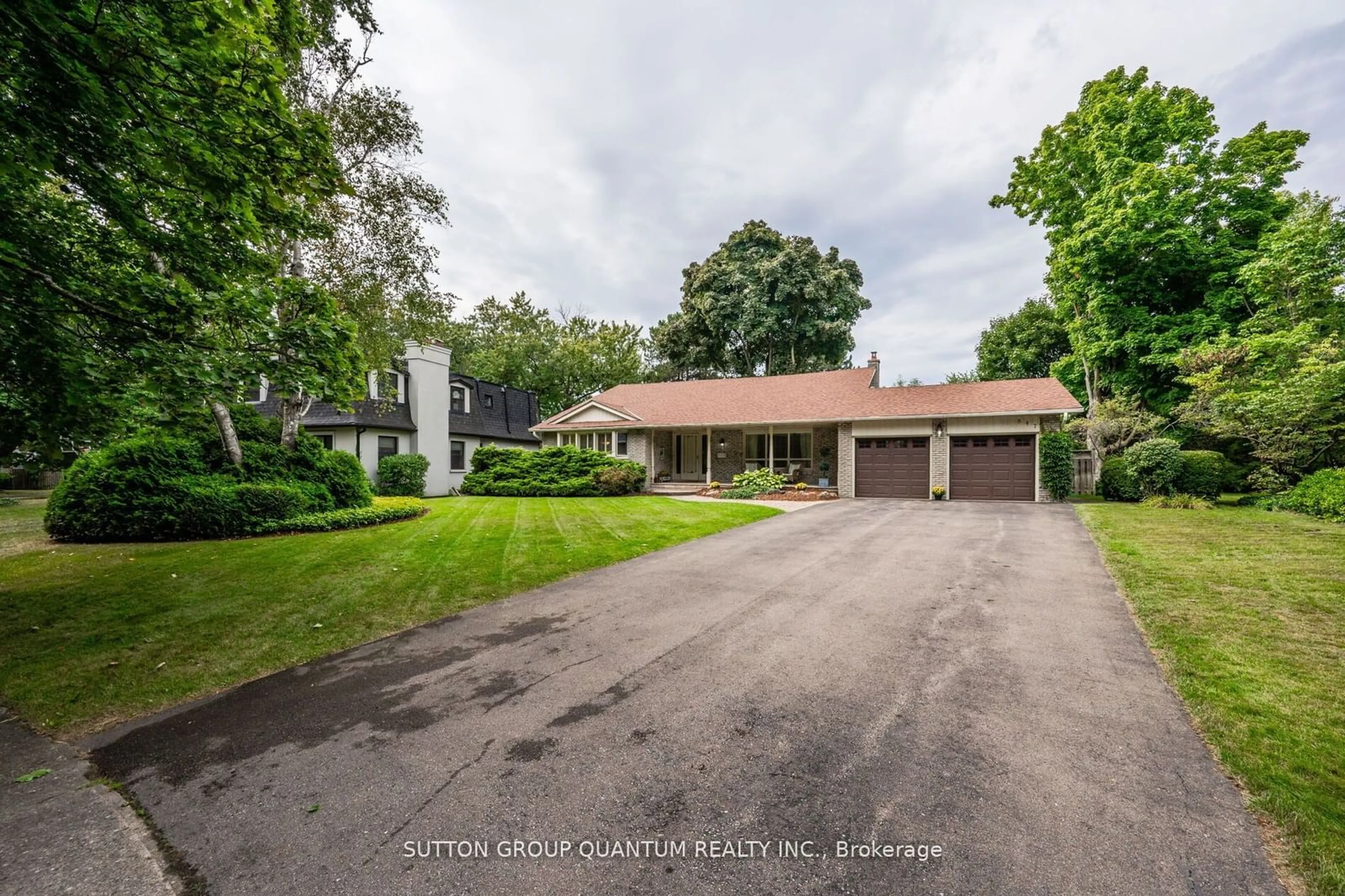 Frontside or backside of a home, the street view for 847 Edistel Cres, Mississauga Ontario L5H 1T5