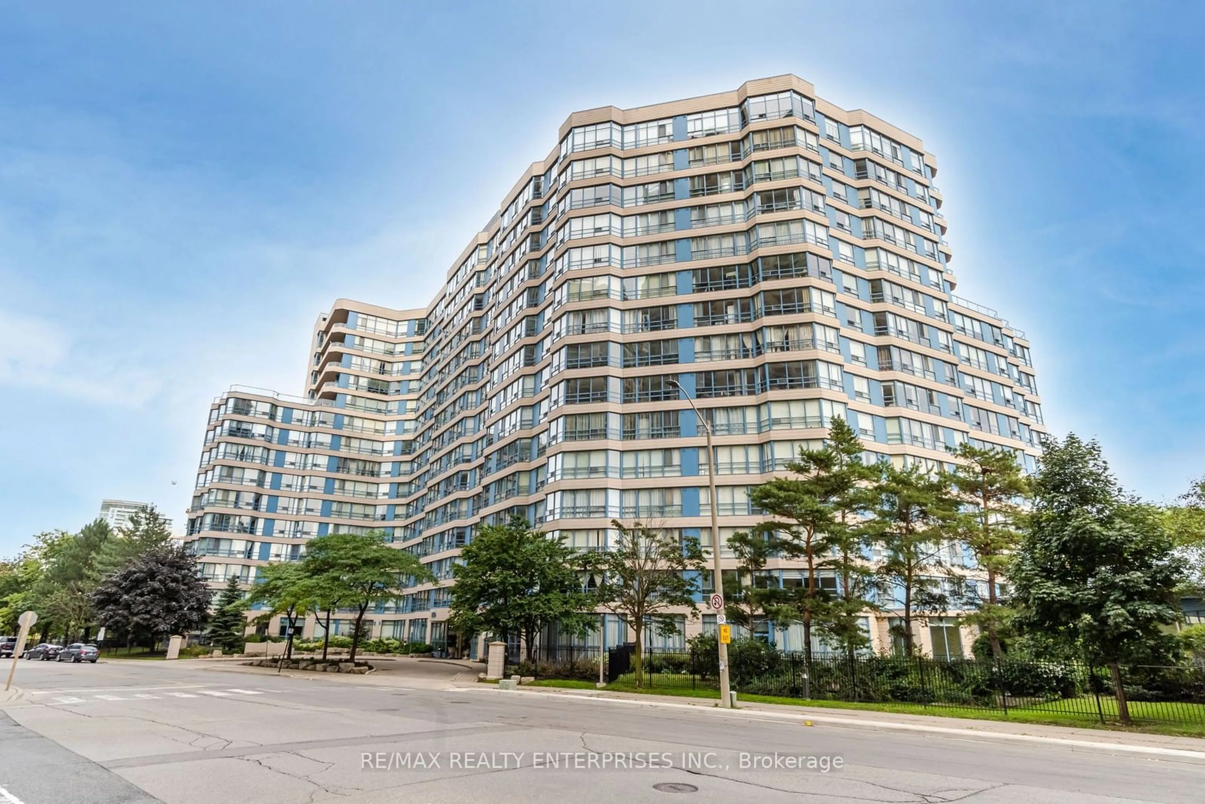 A pic from exterior of the house or condo, the street view for 250 Webb Dr #1412, Mississauga Ontario L5B 3Z4