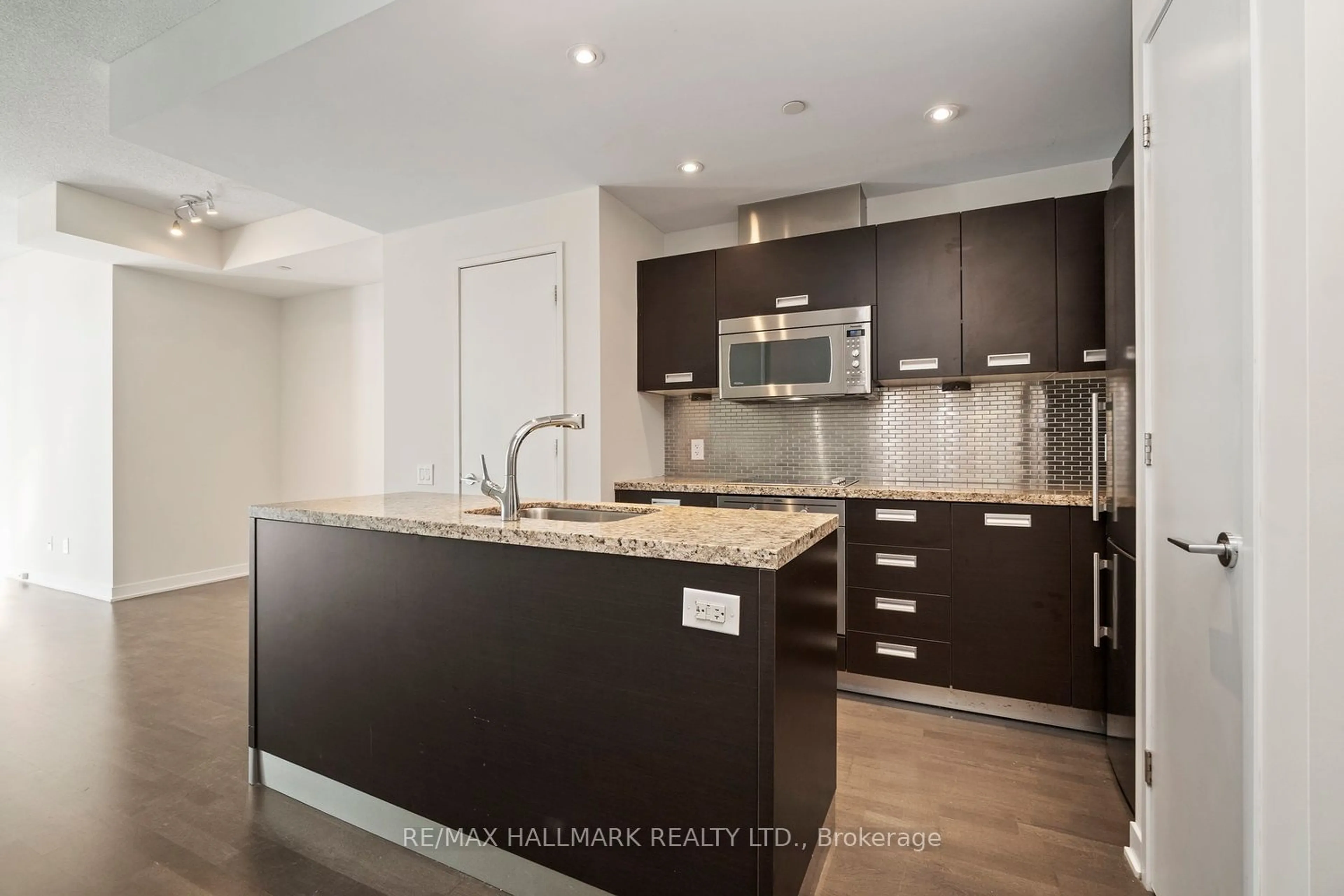 Open concept kitchen for 90 Park Lawn Rd #2302, Toronto Ontario M8Y 0B6