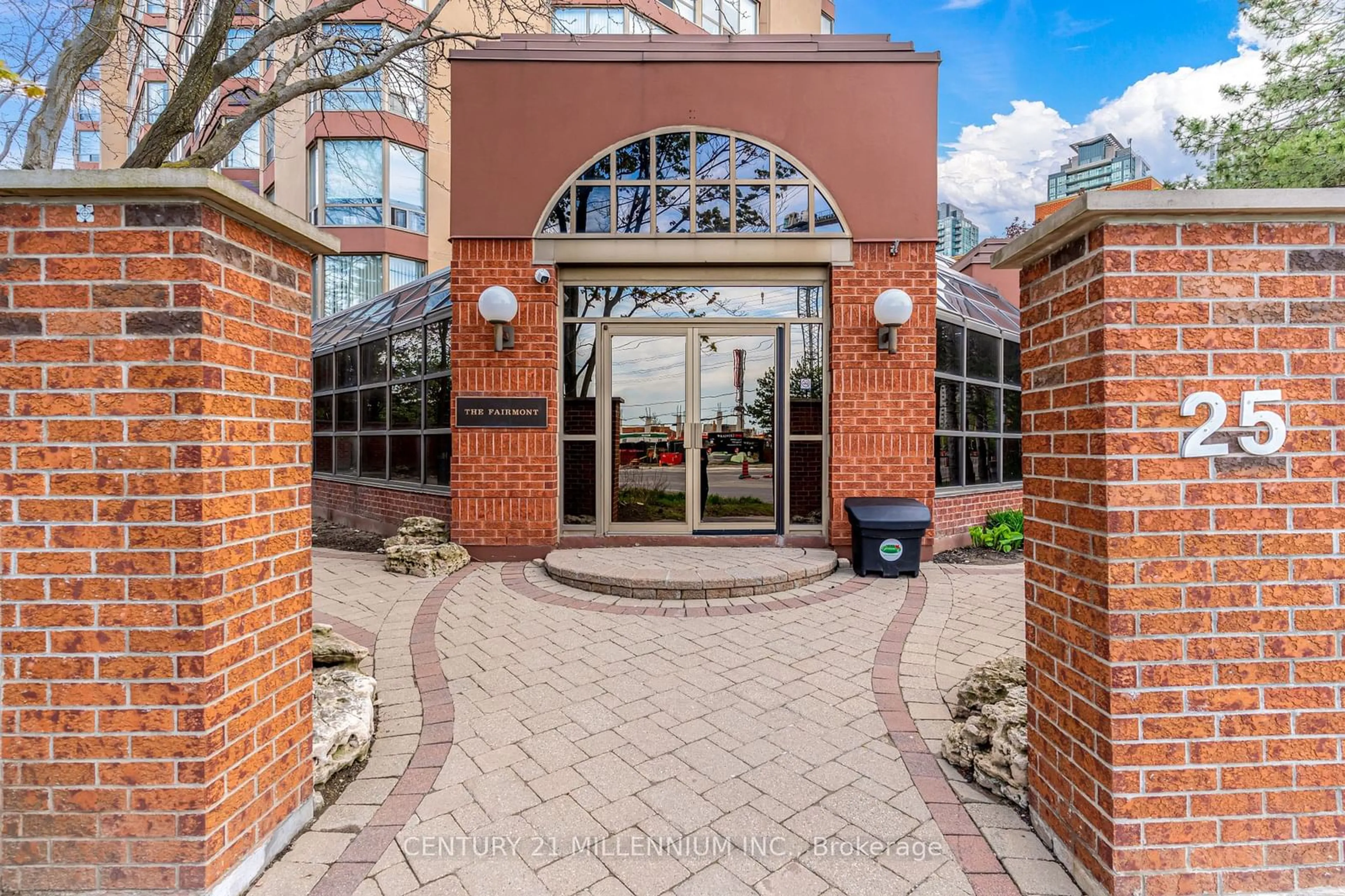 A pic from exterior of the house or condo, the front or back of building for 25 Fairview Rd #UPH 6, Mississauga Ontario L5B 3Y8