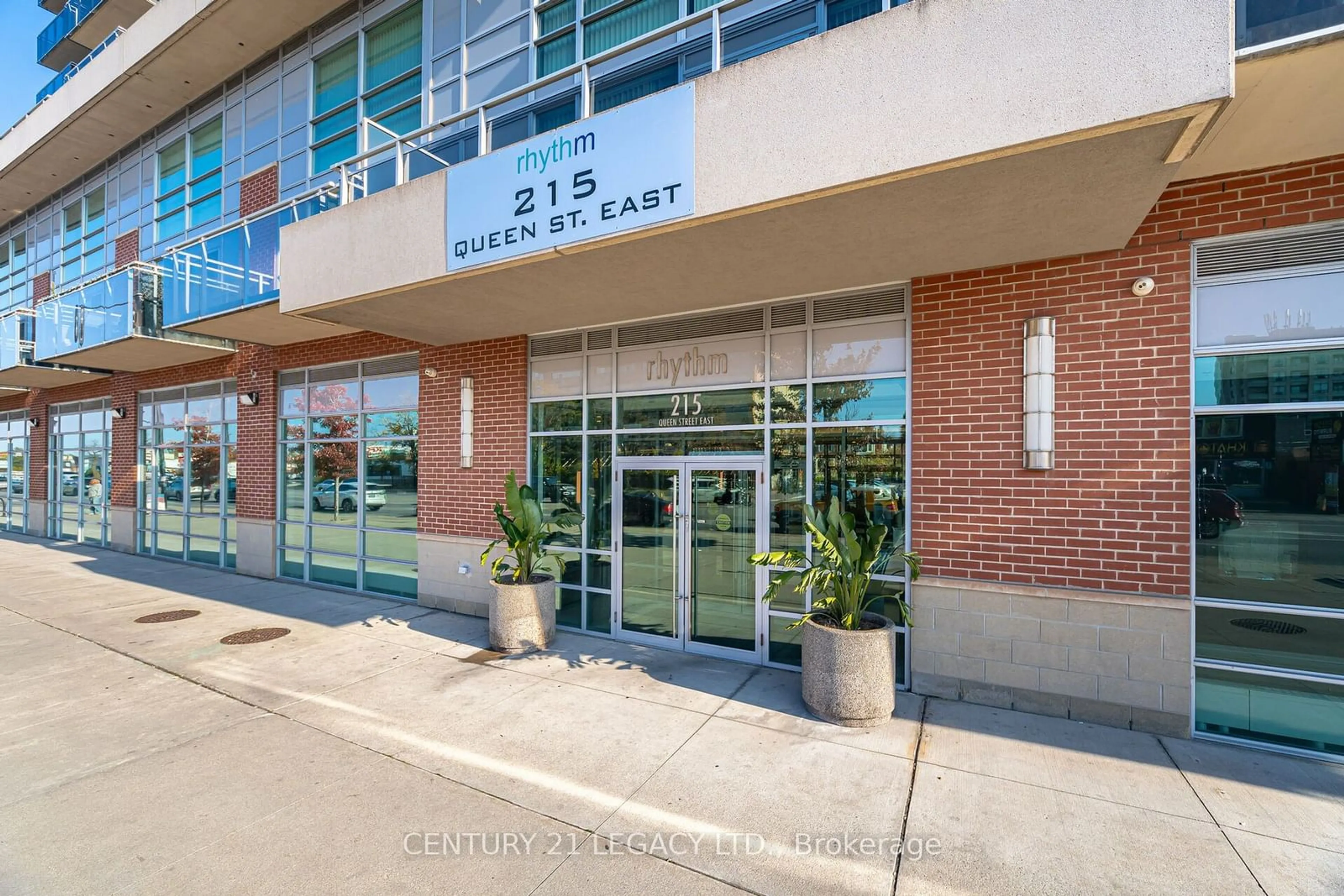 Indoor foyer for 215 Queen St #1406, Brampton Ontario L6W 0A9