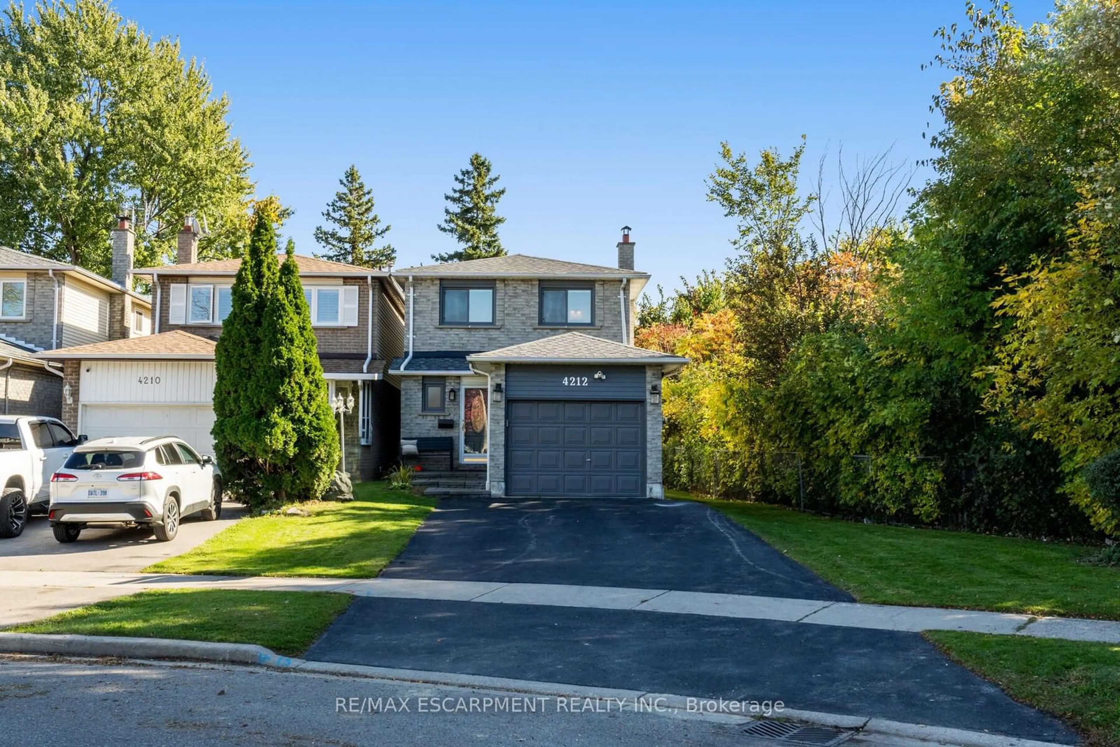 Frontside or backside of a home, the street view for 4212 Shelby Cres, Mississauga Ontario L4W 3N5