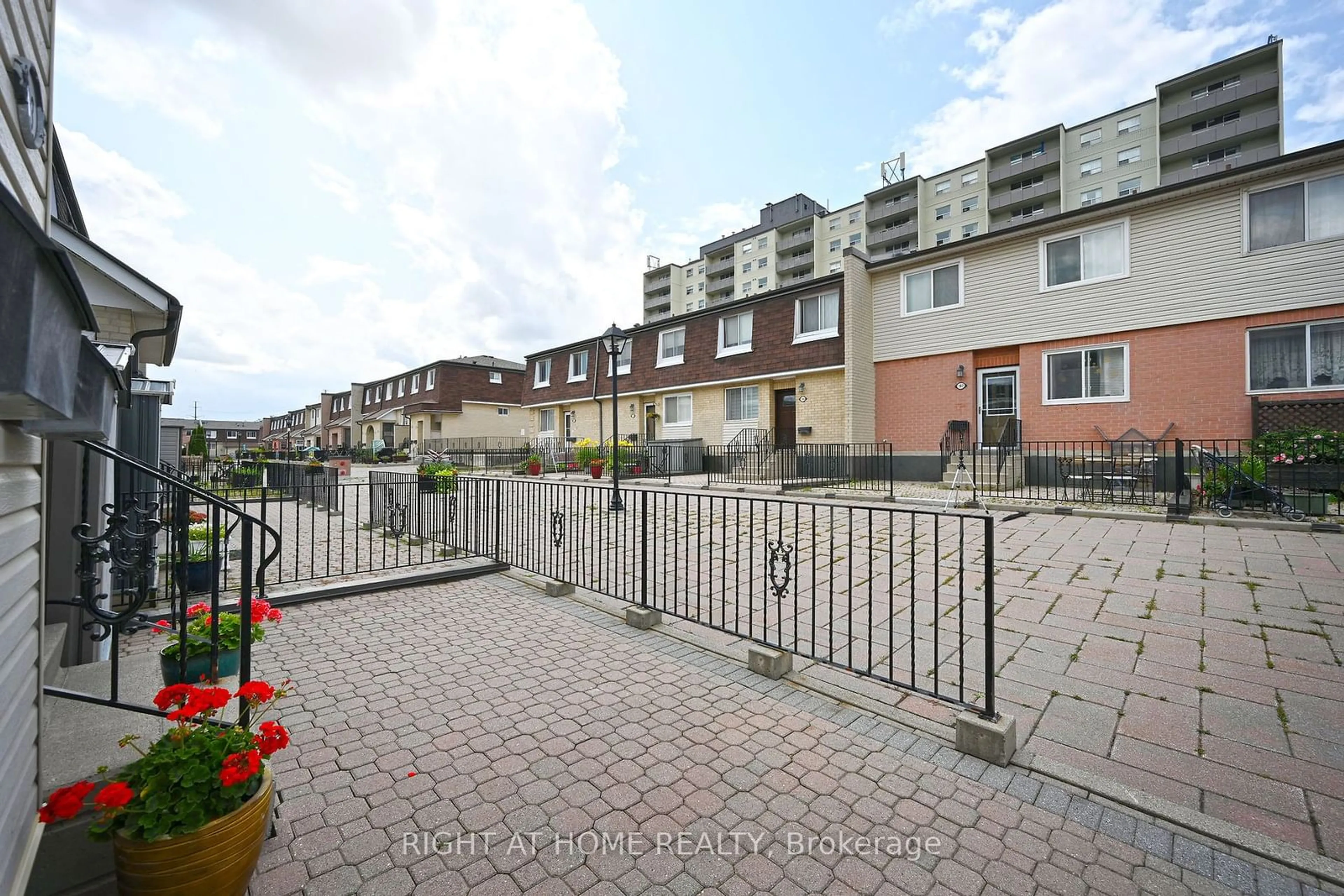 Patio, the fenced backyard for 2170 Bromsgrove Rd #123, Mississauga Ontario L5J 4J2