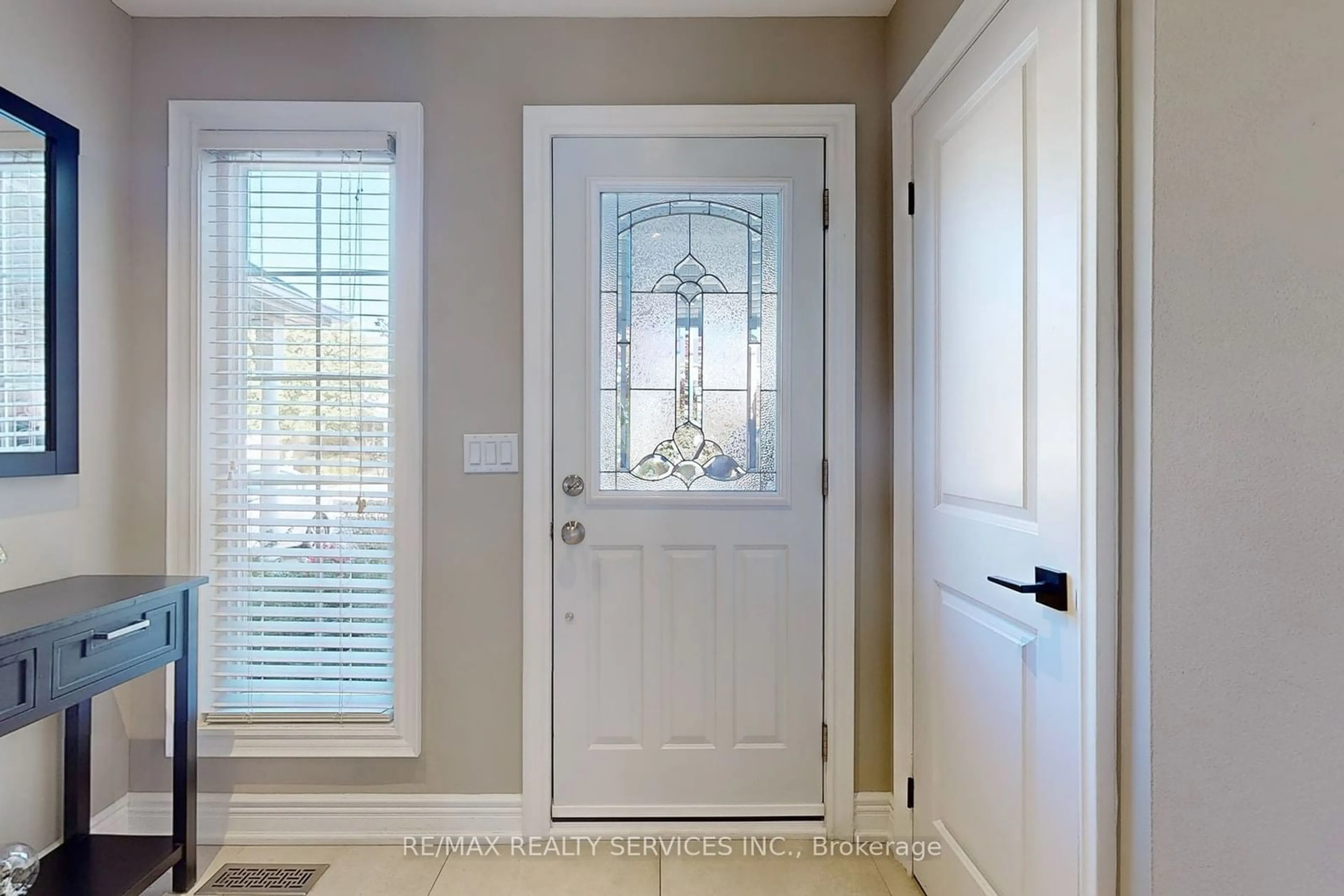 Indoor entryway, wood floors for 38 Heathcliffe Sq, Brampton Ontario L6S 5P7