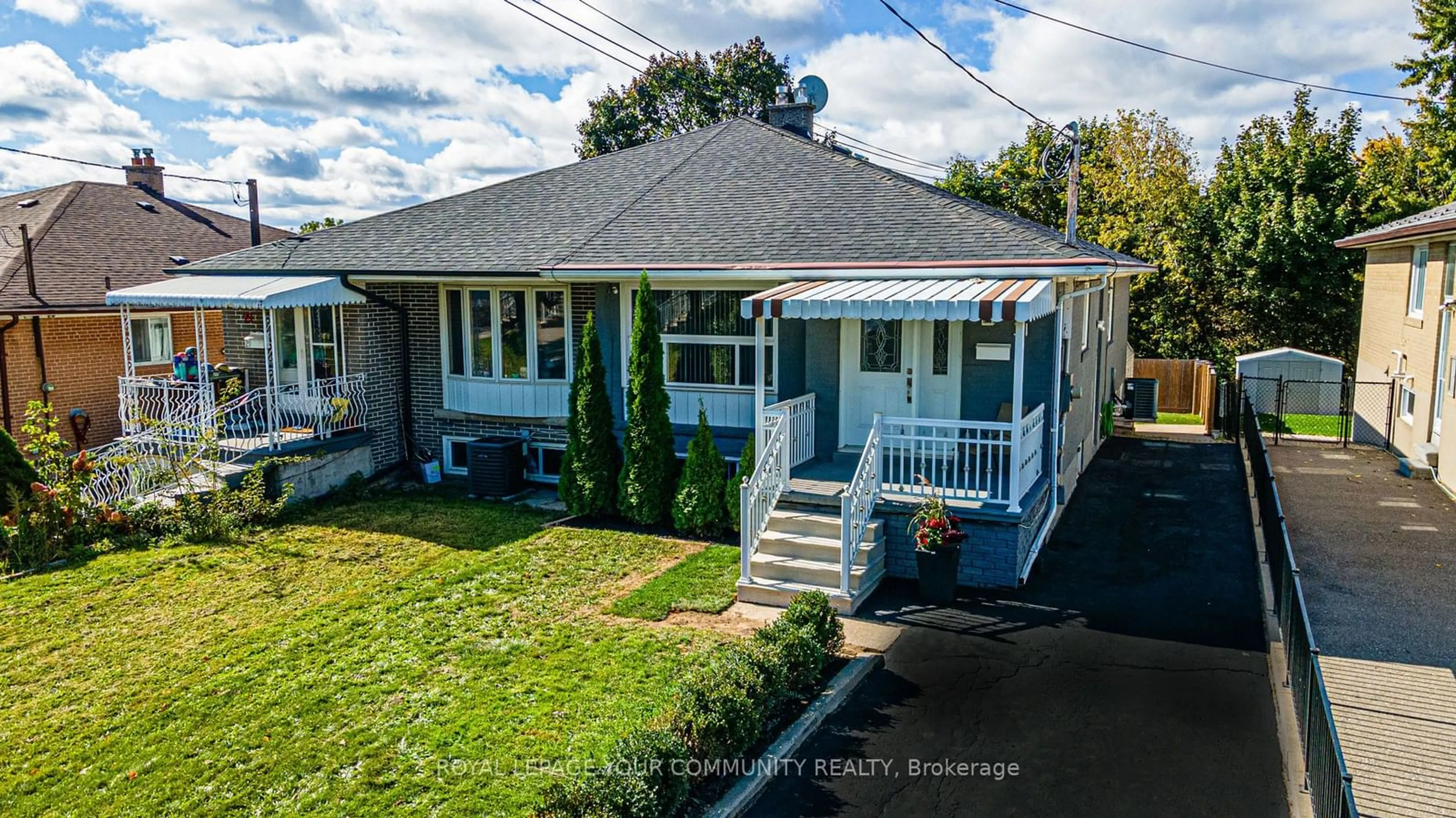 Frontside or backside of a home, cottage for 31 Gravenhurst Ave, Toronto Ontario M3L 1M2