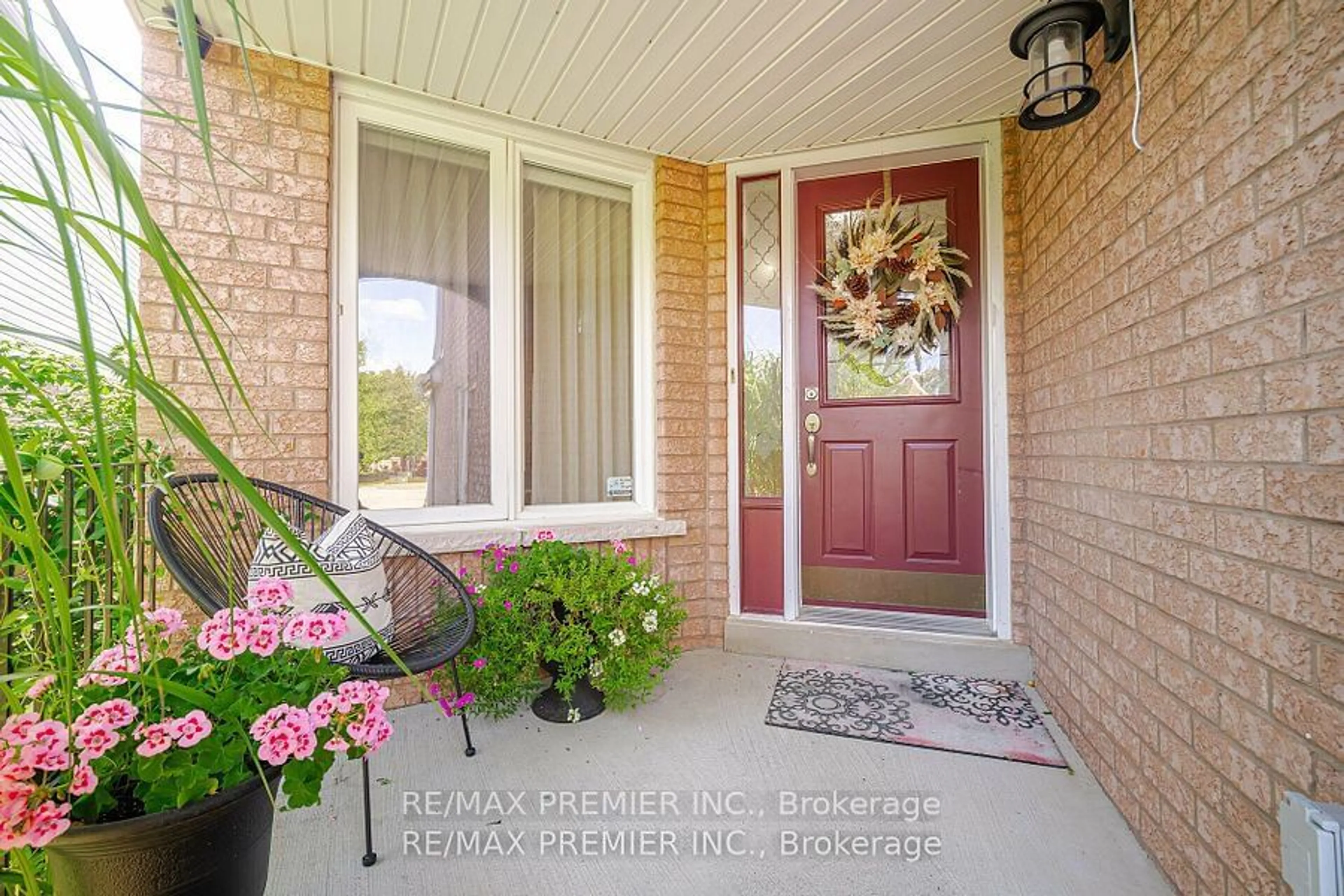 Indoor entryway, wood floors for 37 Furrows End, Brampton Ontario L6Z 4S5