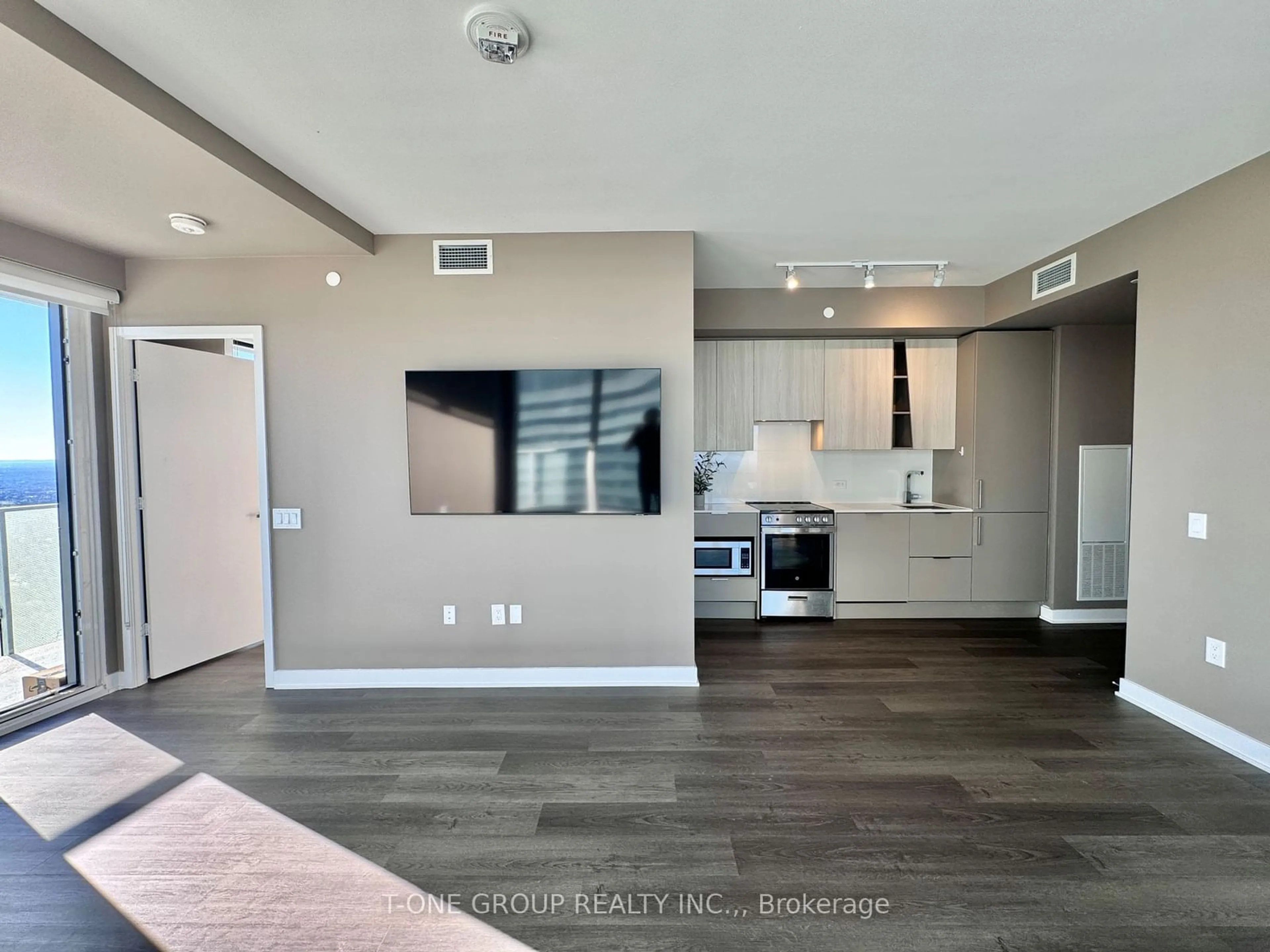 Open concept kitchen for 3900 Confederation Pkwy #4504, Mississauga Ontario L5B 0M3