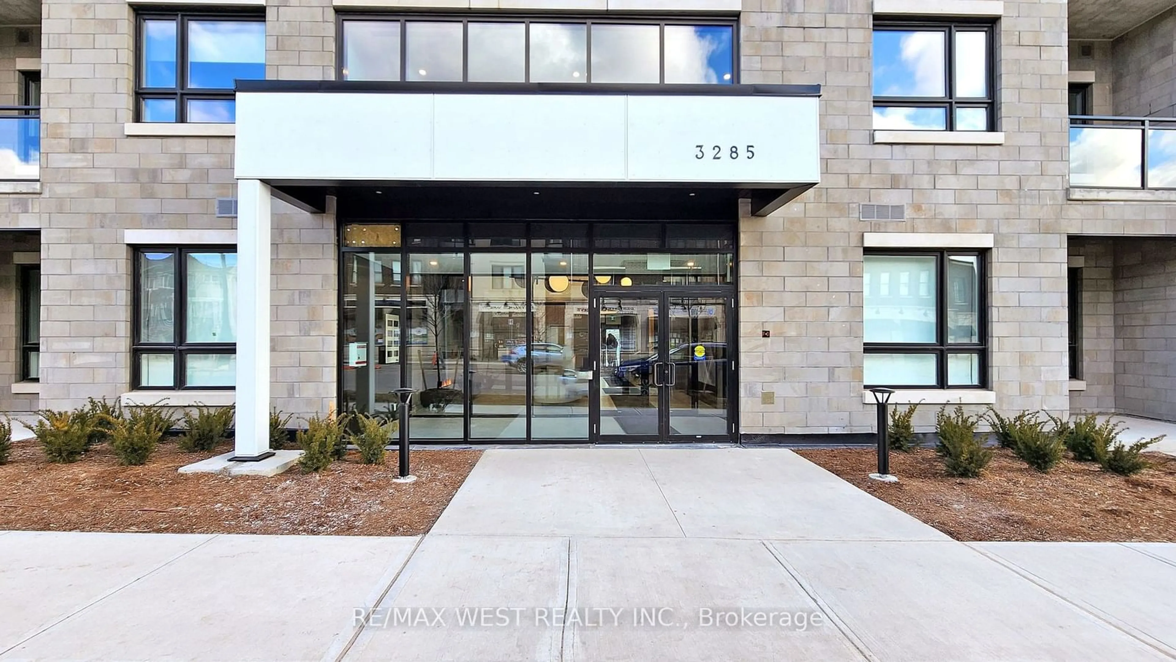 Indoor foyer for 3285 Carding Mill Tr #402, Oakville Ontario L6M 0X3