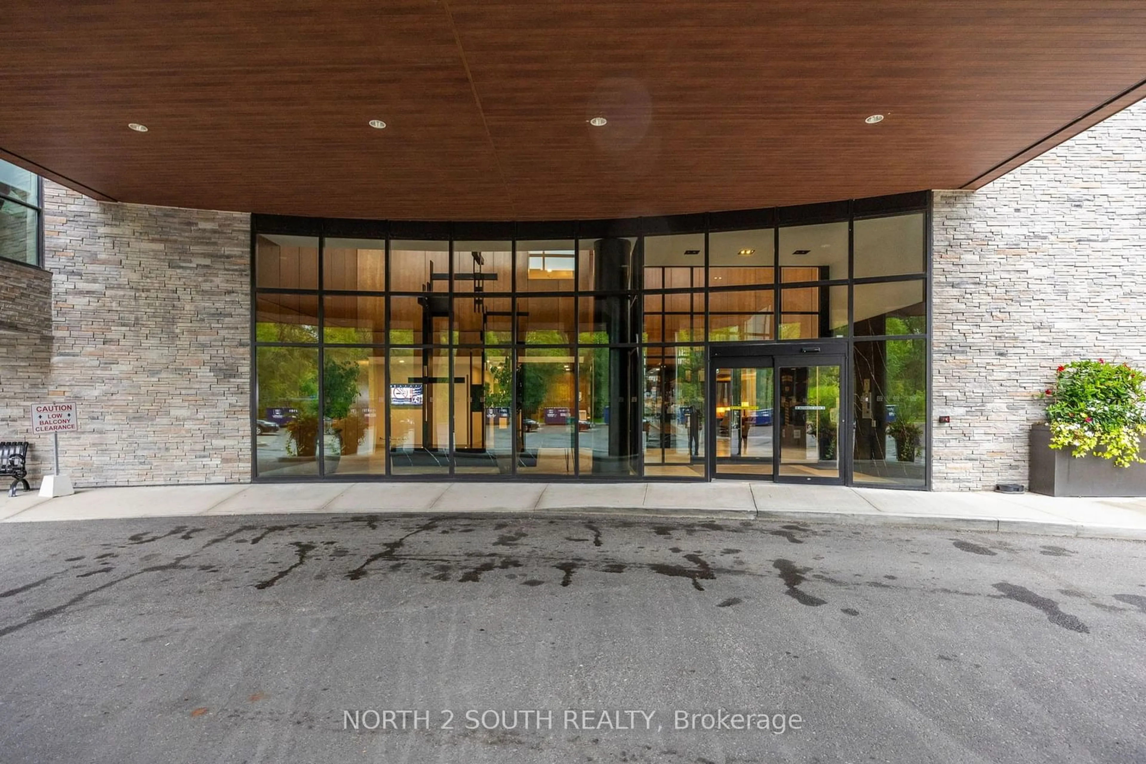 Indoor lobby, cement floor for 1575 Lakeshore Rd #418, Mississauga Ontario L5J 0B1