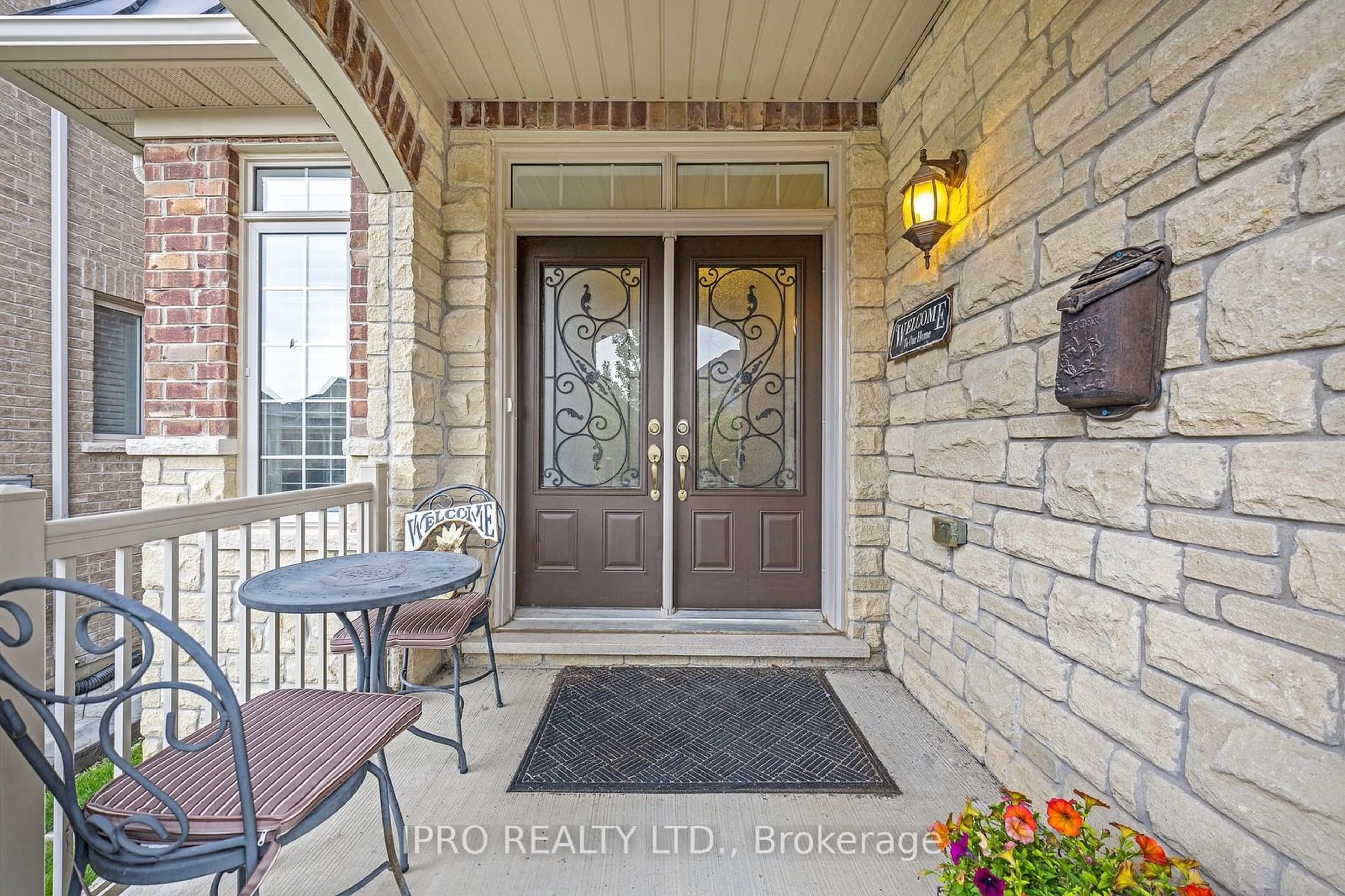 Indoor entryway, ceramic floors for 84 Northwest Crt, Halton Hills Ontario L7G 0K7