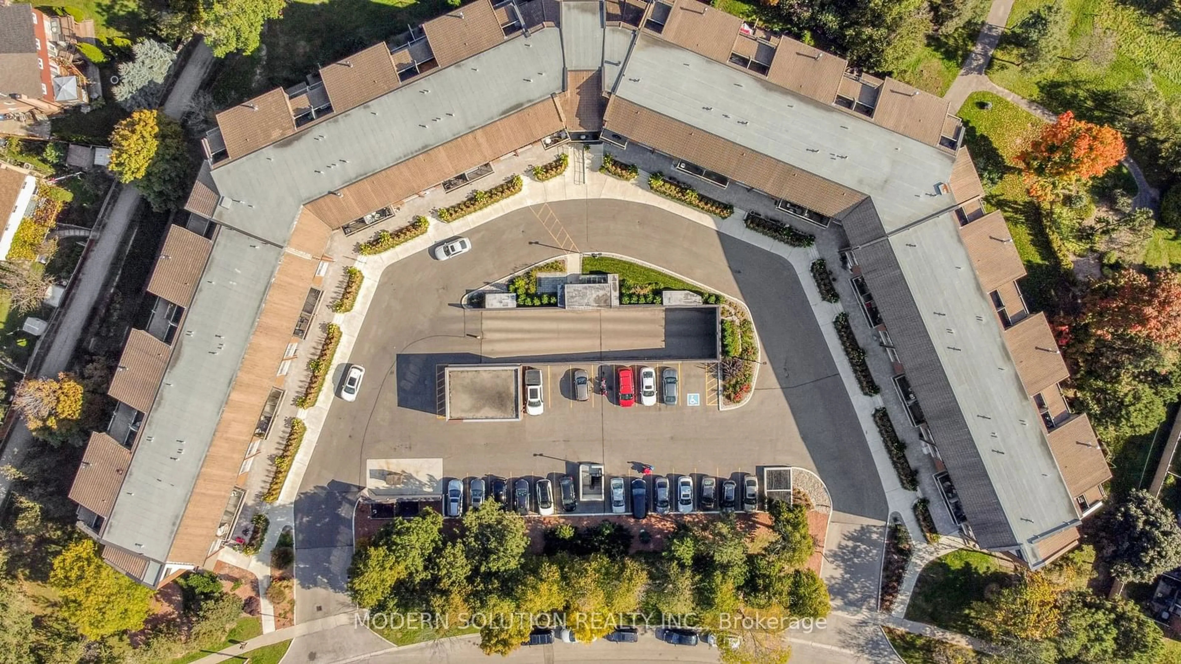 A pic from exterior of the house or condo, the street view for 1000 Cedarglen Gate #518, Mississauga Ontario L5C 3Z5