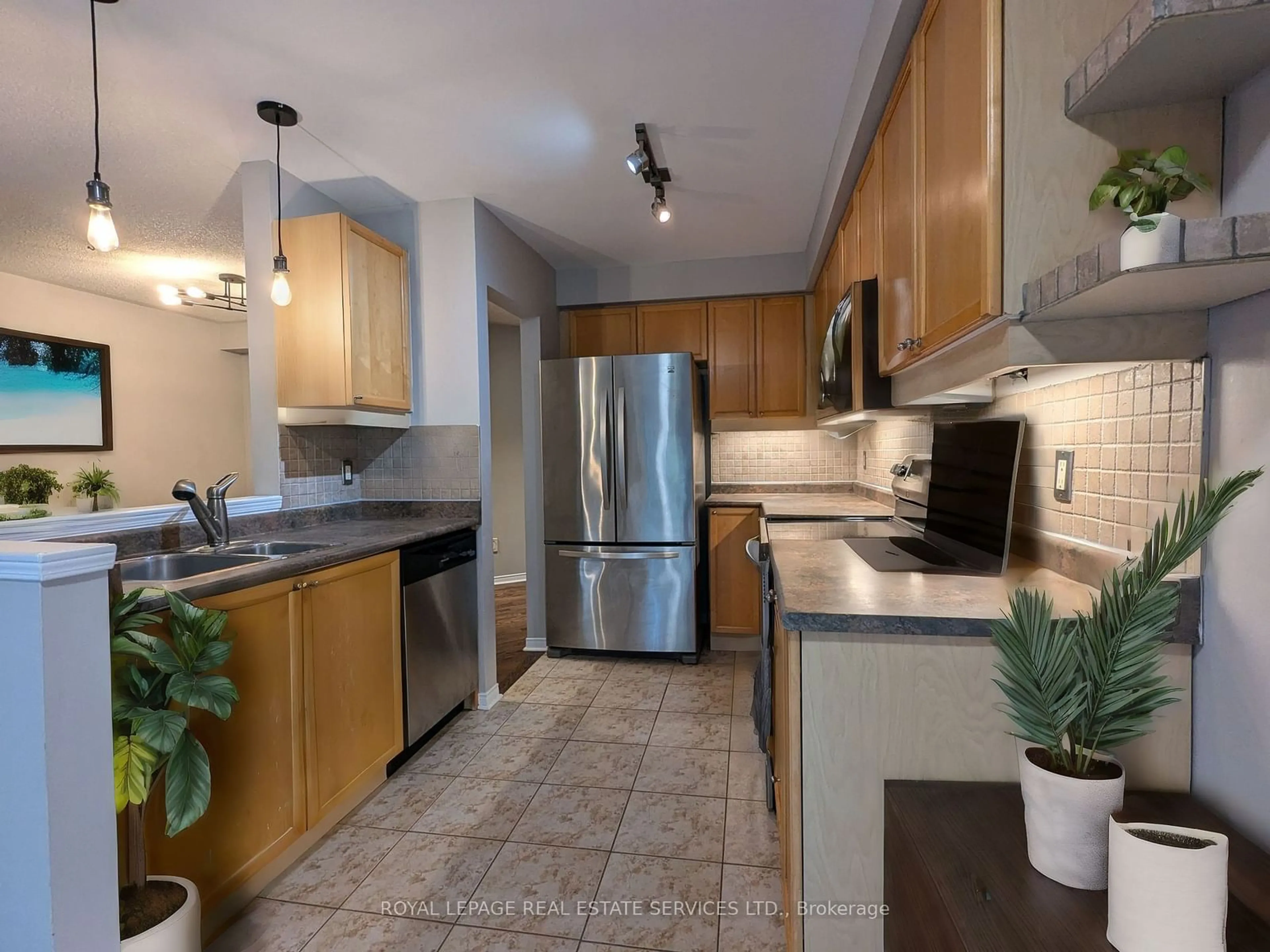 Standard kitchen, wood floors for 1084 Queen St #47B, Mississauga Ontario L5H 4K4