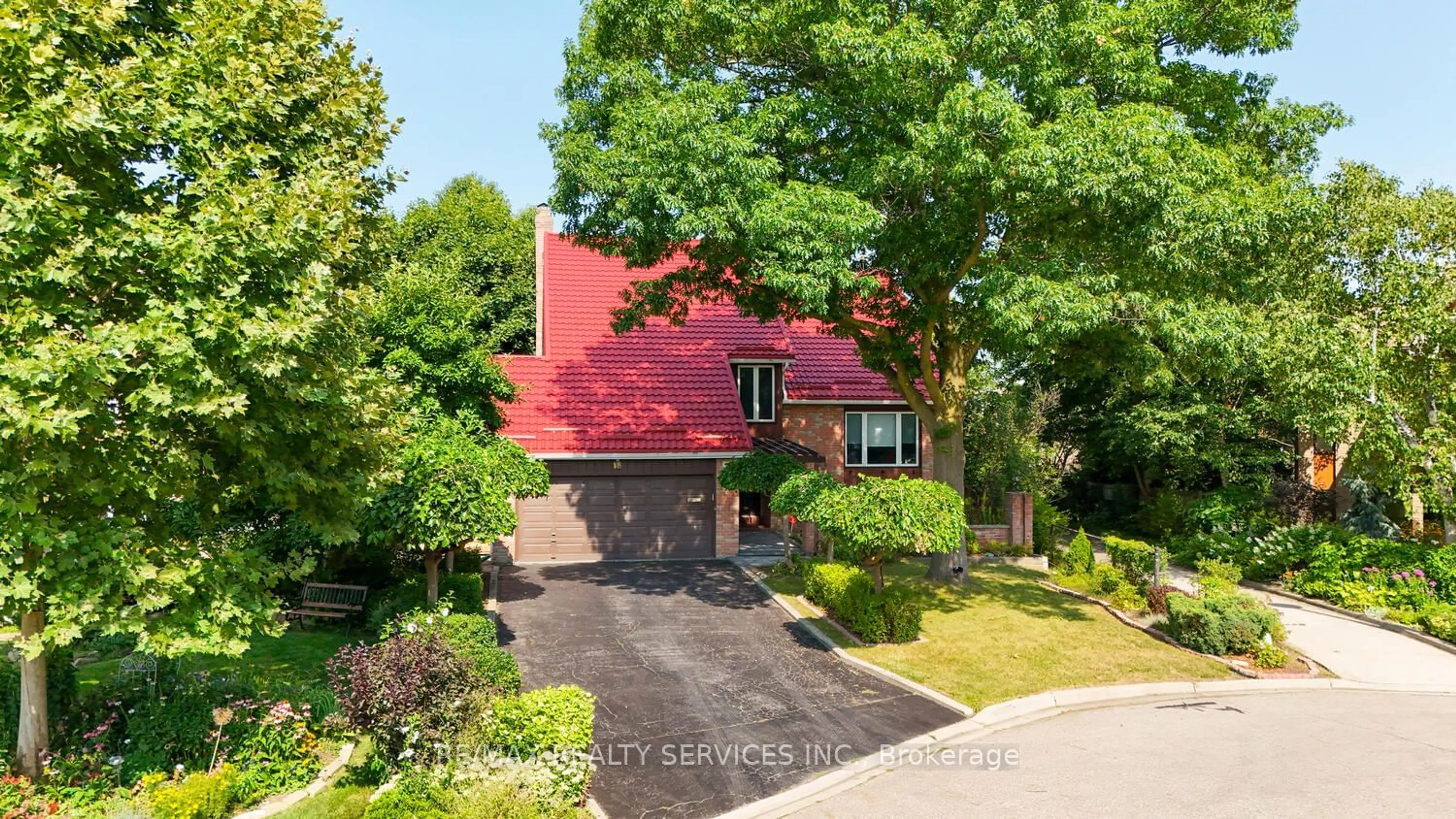 A pic from exterior of the house or condo, the street view for 18 Trillium Crt, Brampton Ontario L6S 3L8