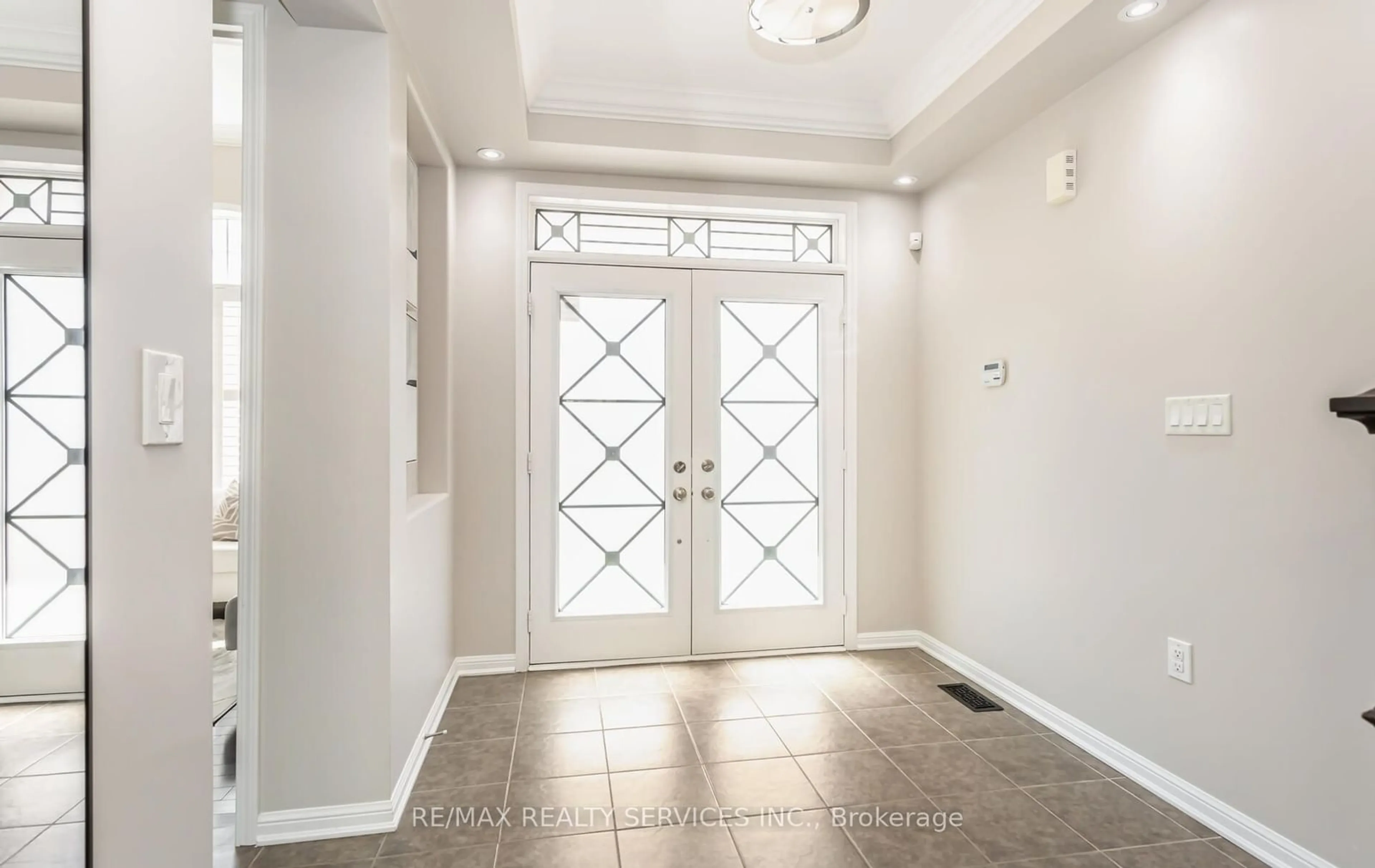 Indoor entryway, wood floors for 409 Coombs Crt, Milton Ontario L9T 7N5