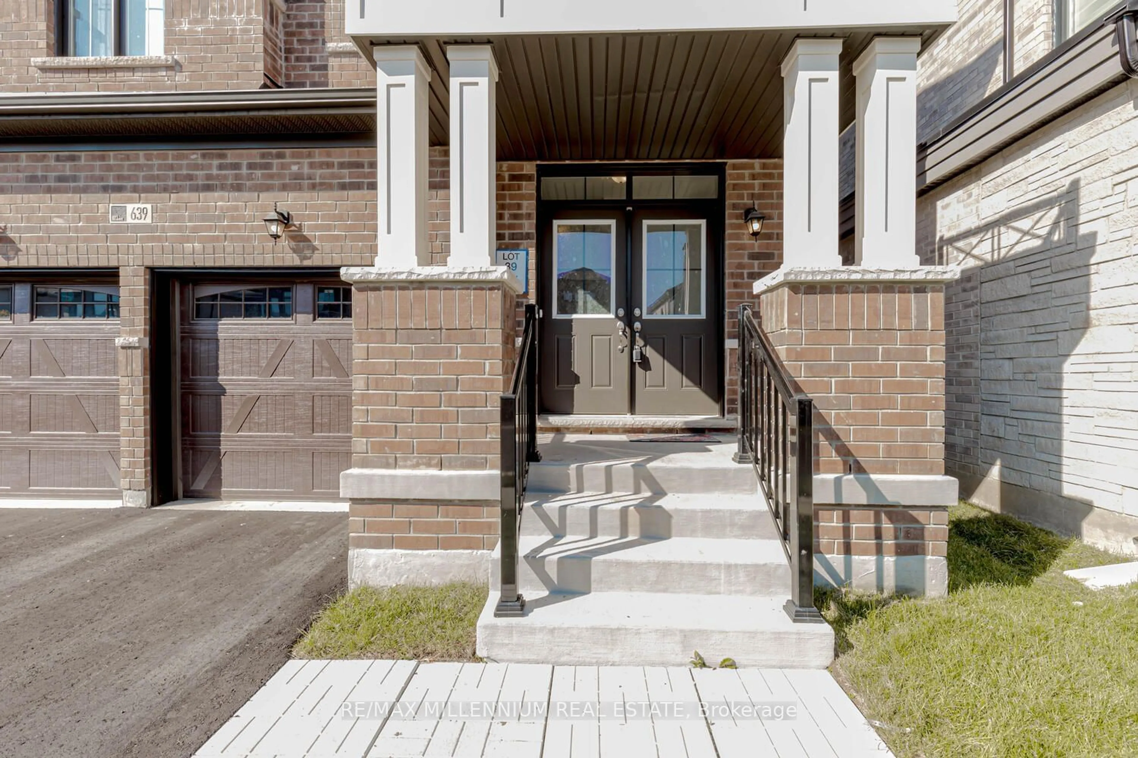 Indoor entryway, cement floor for 639 Bearberry Pl, Milton Ontario L9E 1V2