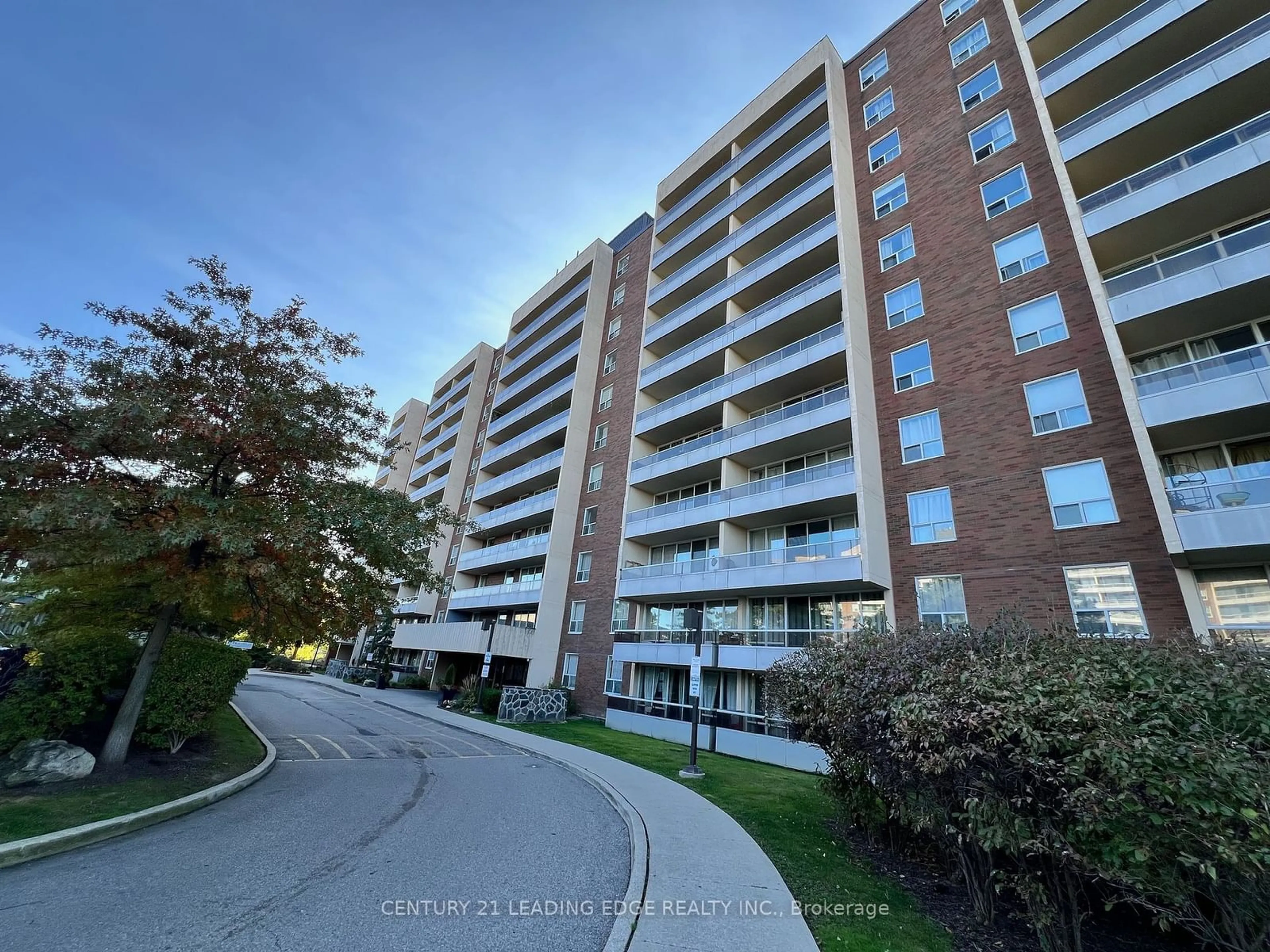 A pic from exterior of the house or condo, the front or back of building for 31 Four Winds Dr #913, Toronto Ontario M3J 1K9