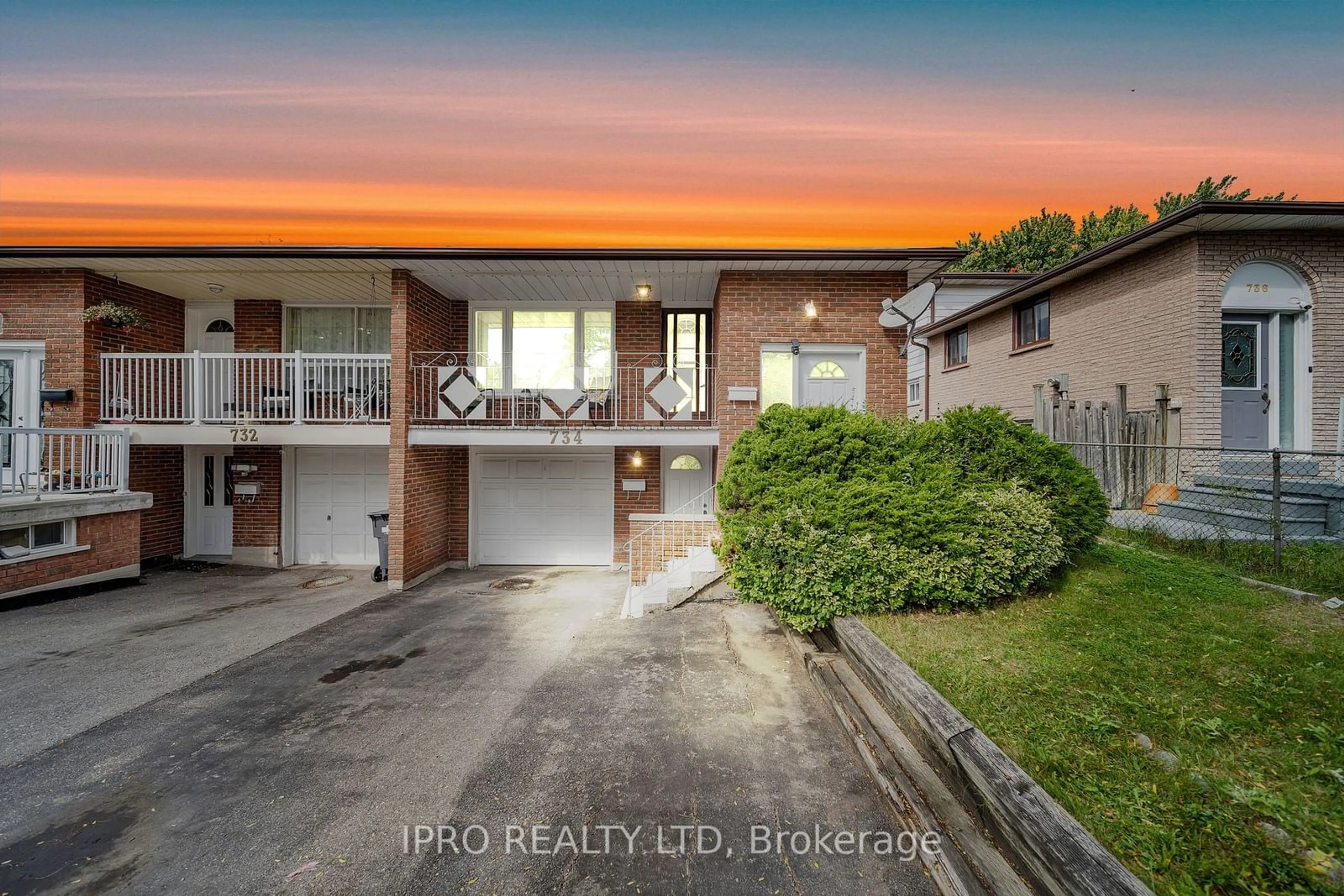 A pic from exterior of the house or condo, the fenced backyard for 734 Eaglemount Cres, Mississauga Ontario L5C 1N9