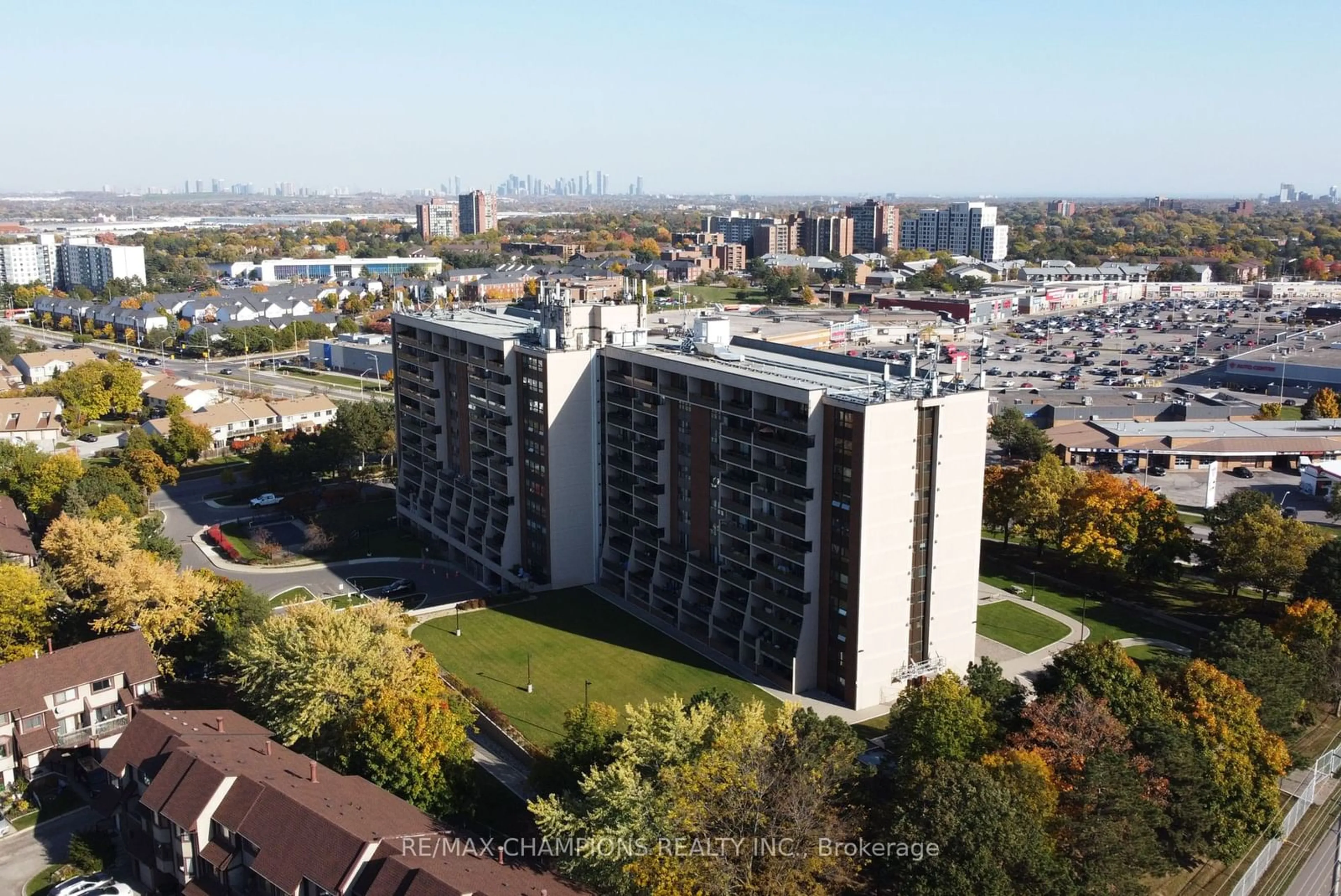 A pic from exterior of the house or condo, the view of city buildings for 2929 Aquitaine Ave #703, Mississauga Ontario L5N 2C7