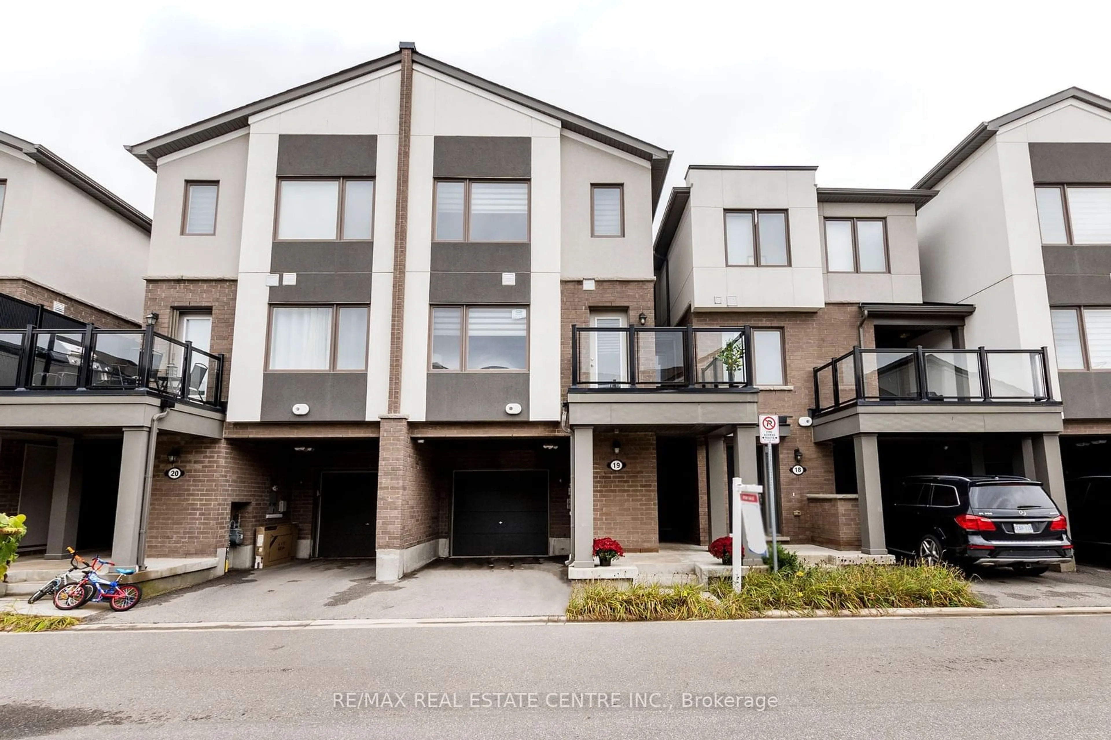 A pic from exterior of the house or condo, the front or back of building for 1125 Leger Way #19, Milton Ontario L9E 1N7