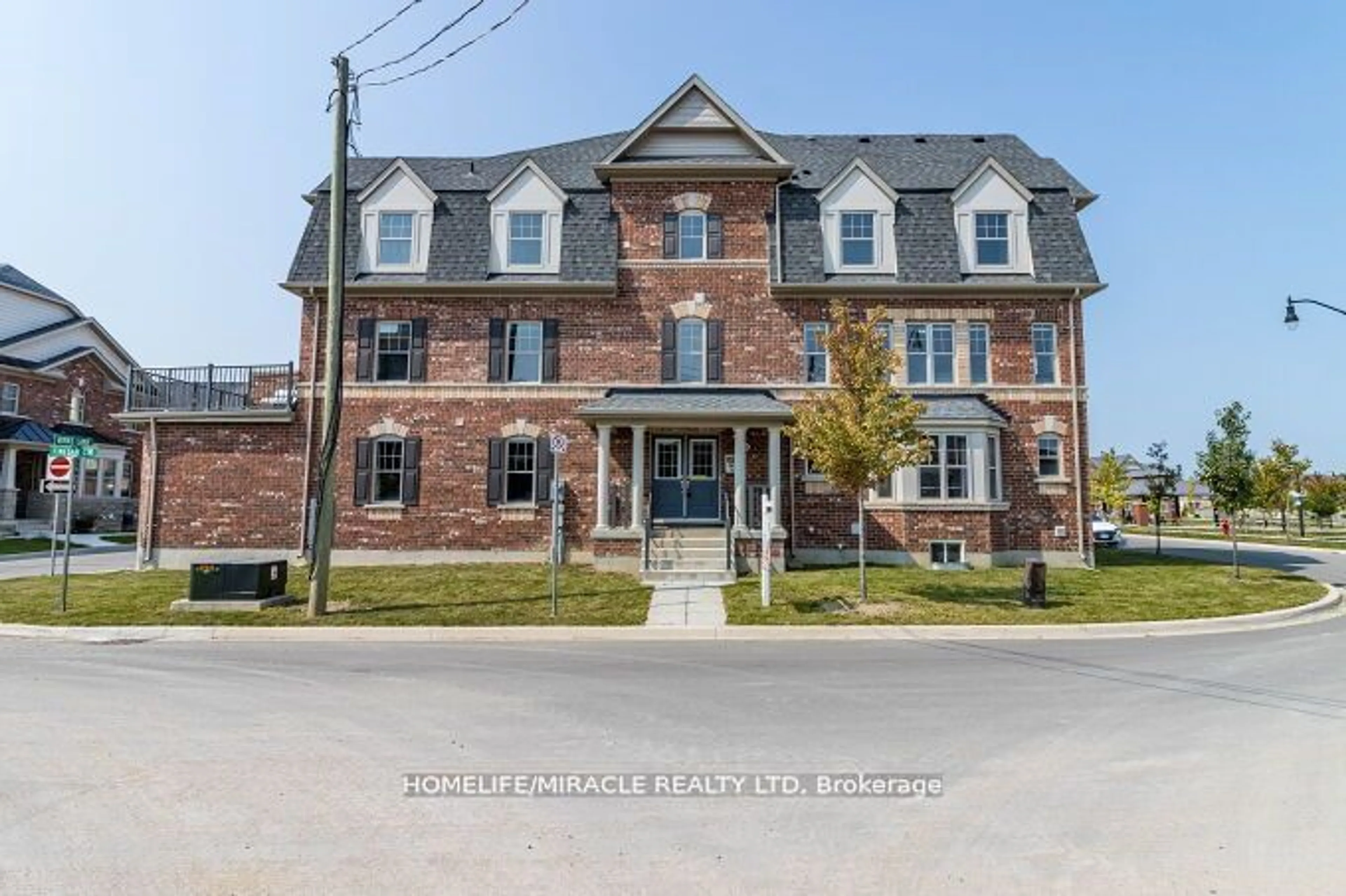 Home with brick exterior material for 43 Finegan Circ, Brampton Ontario L7A 4Z7