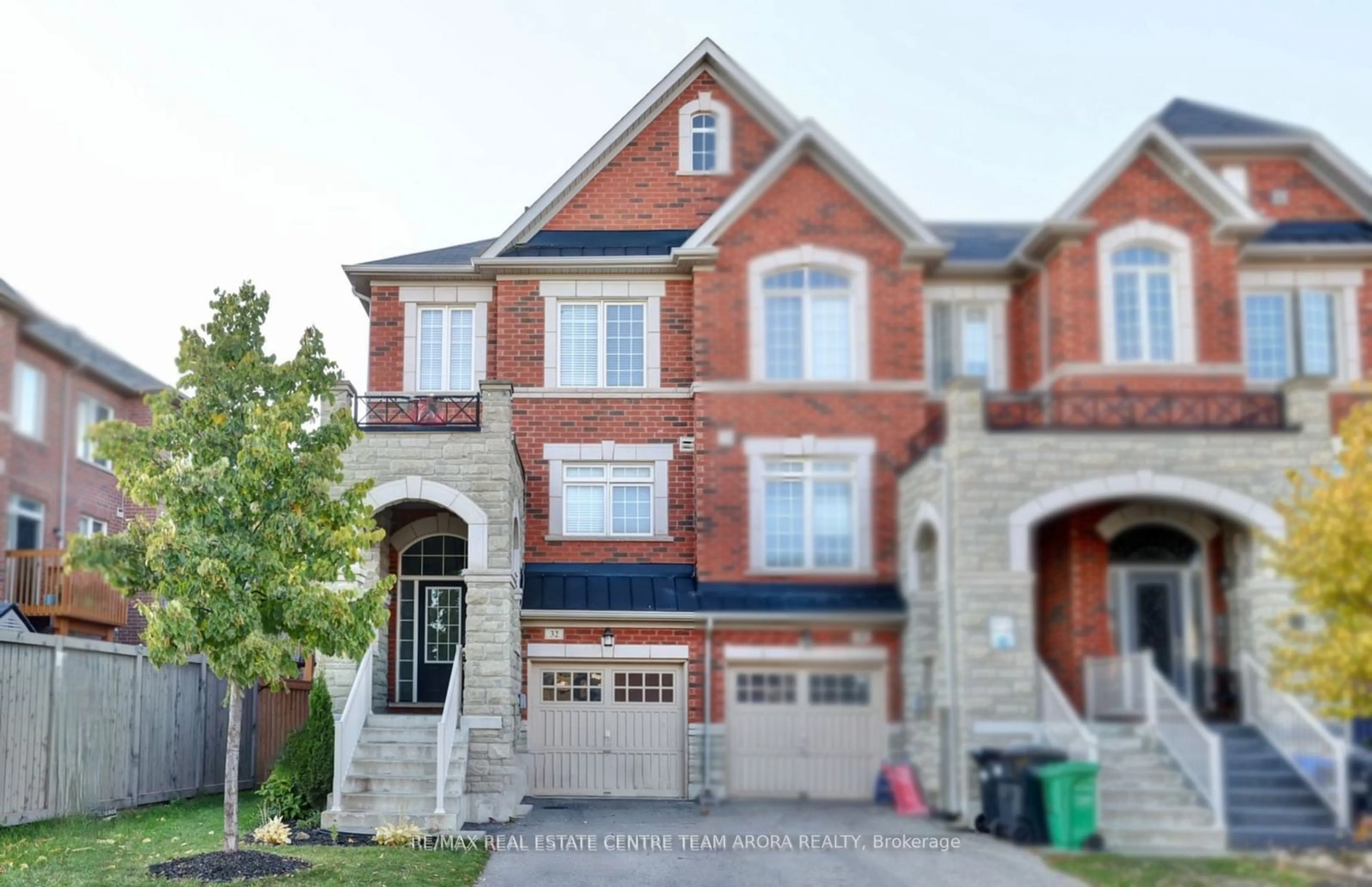 Home with brick exterior material for 32 Cloudburst Rd, Brampton Ontario L7A 4A8