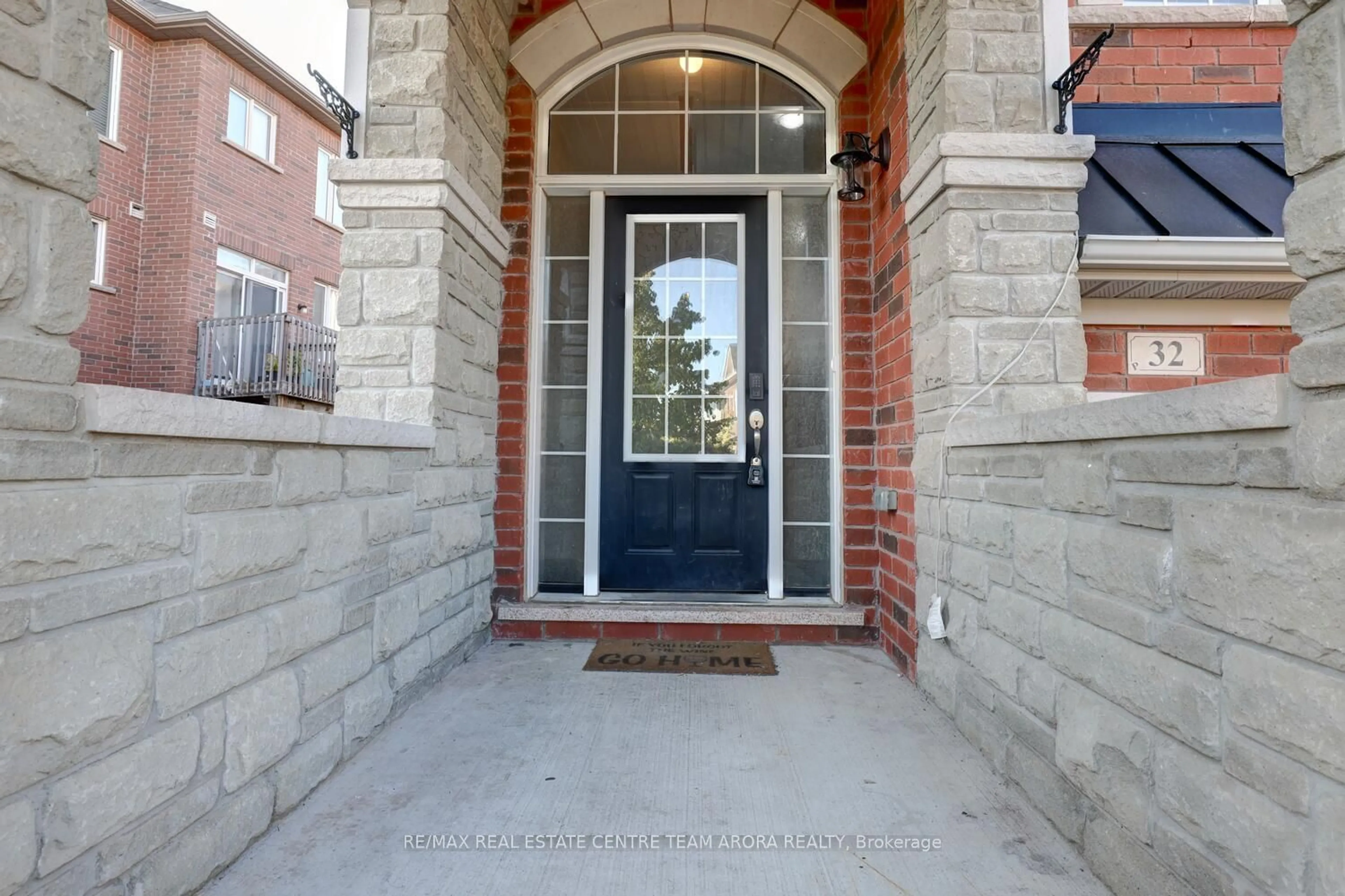 Indoor entryway, ceramic floors for 32 Cloudburst Rd, Brampton Ontario L7A 4A8