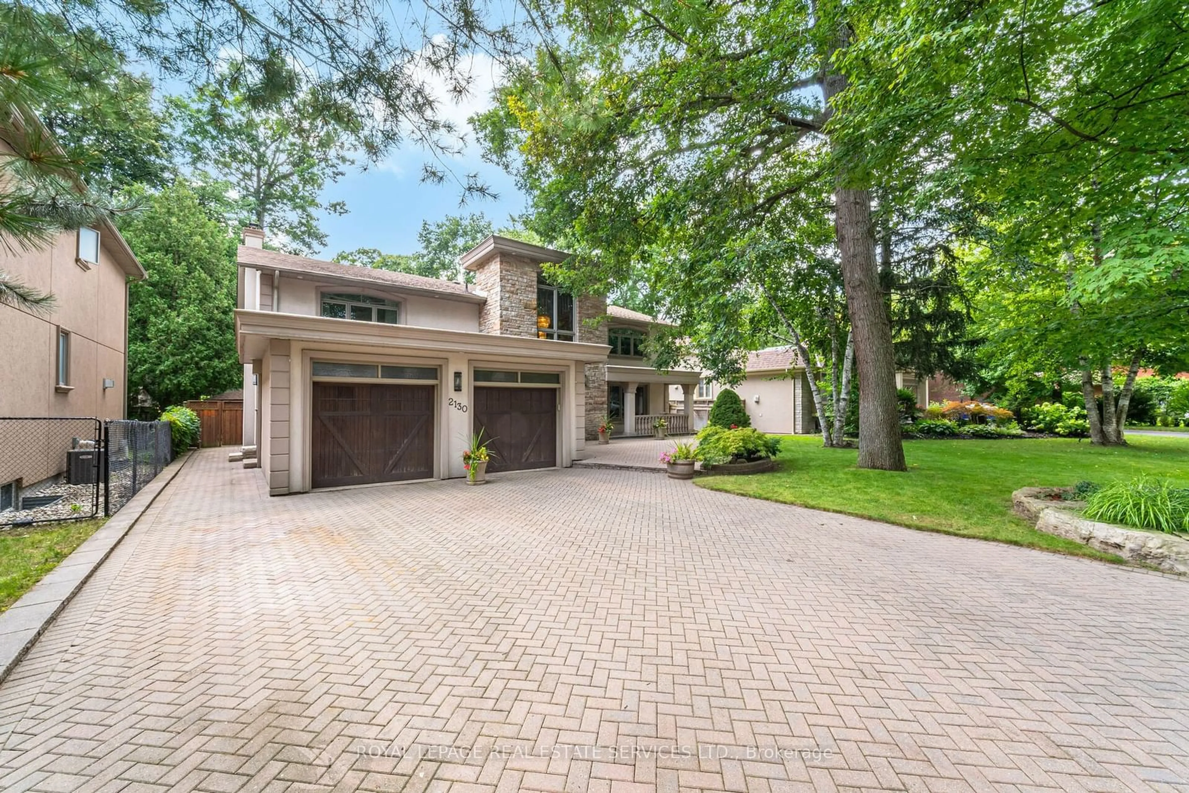 Home with brick exterior material for 2130 Autumn Breeze Dr, Mississauga Ontario L5B 1R4