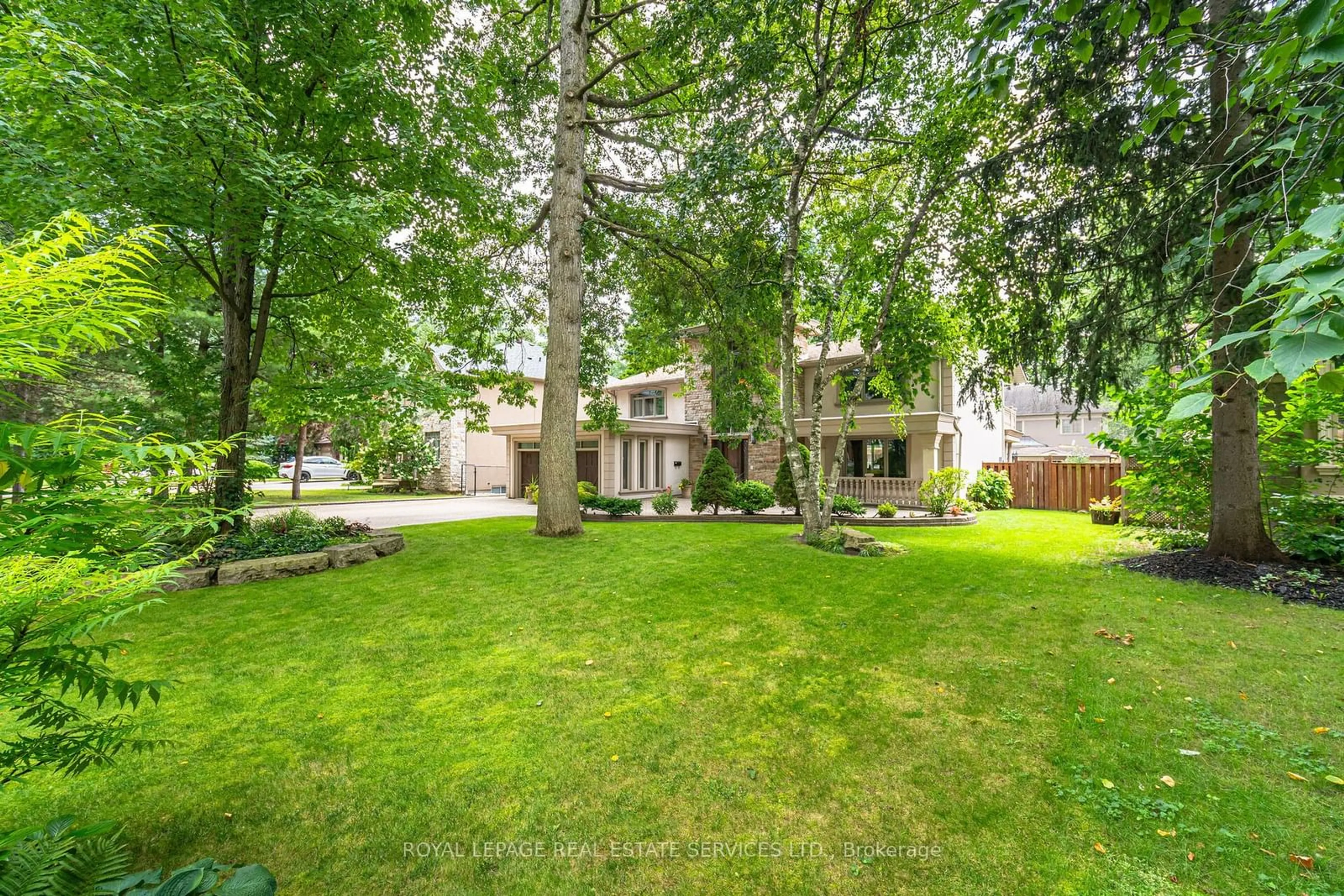 Frontside or backside of a home, the street view for 2130 Autumn Breeze Dr, Mississauga Ontario L5B 1R4