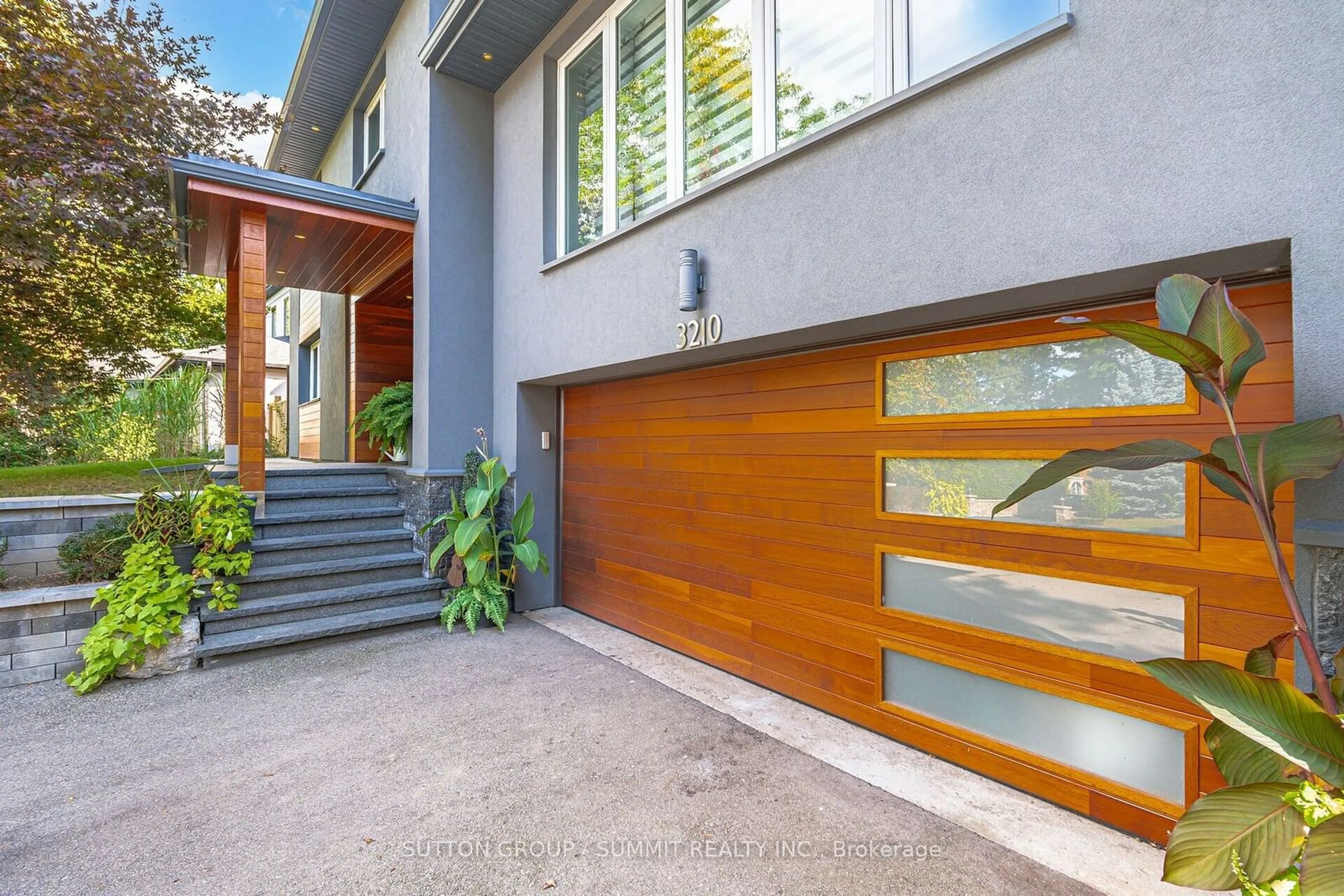 Indoor entryway, wood floors for 3210 FLANAGAN Cres, Mississauga Ontario L5C 2M5