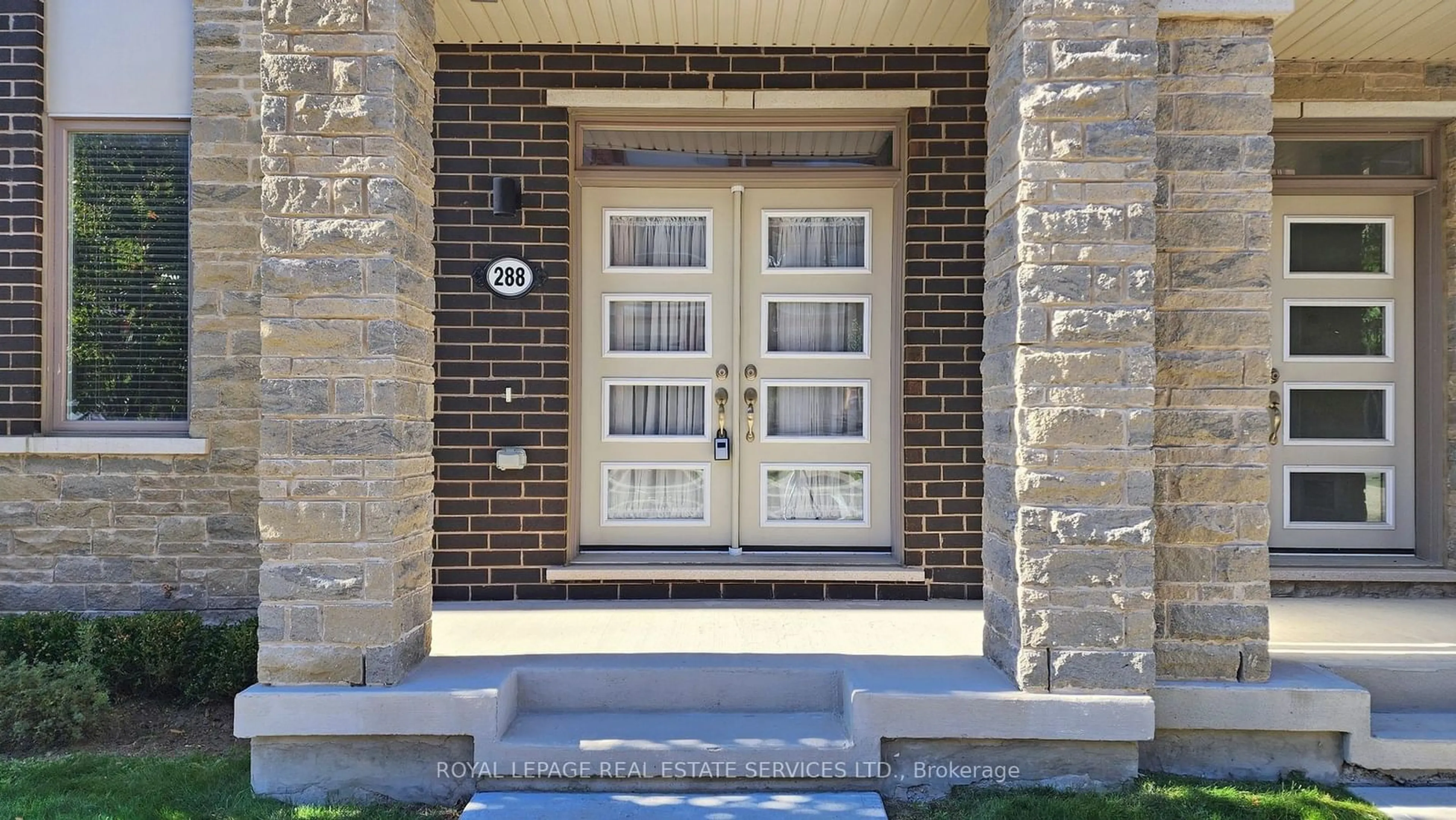 Indoor entryway, wood floors for 288 Lagerfeld Dr, Brampton Ontario L7A 5G8