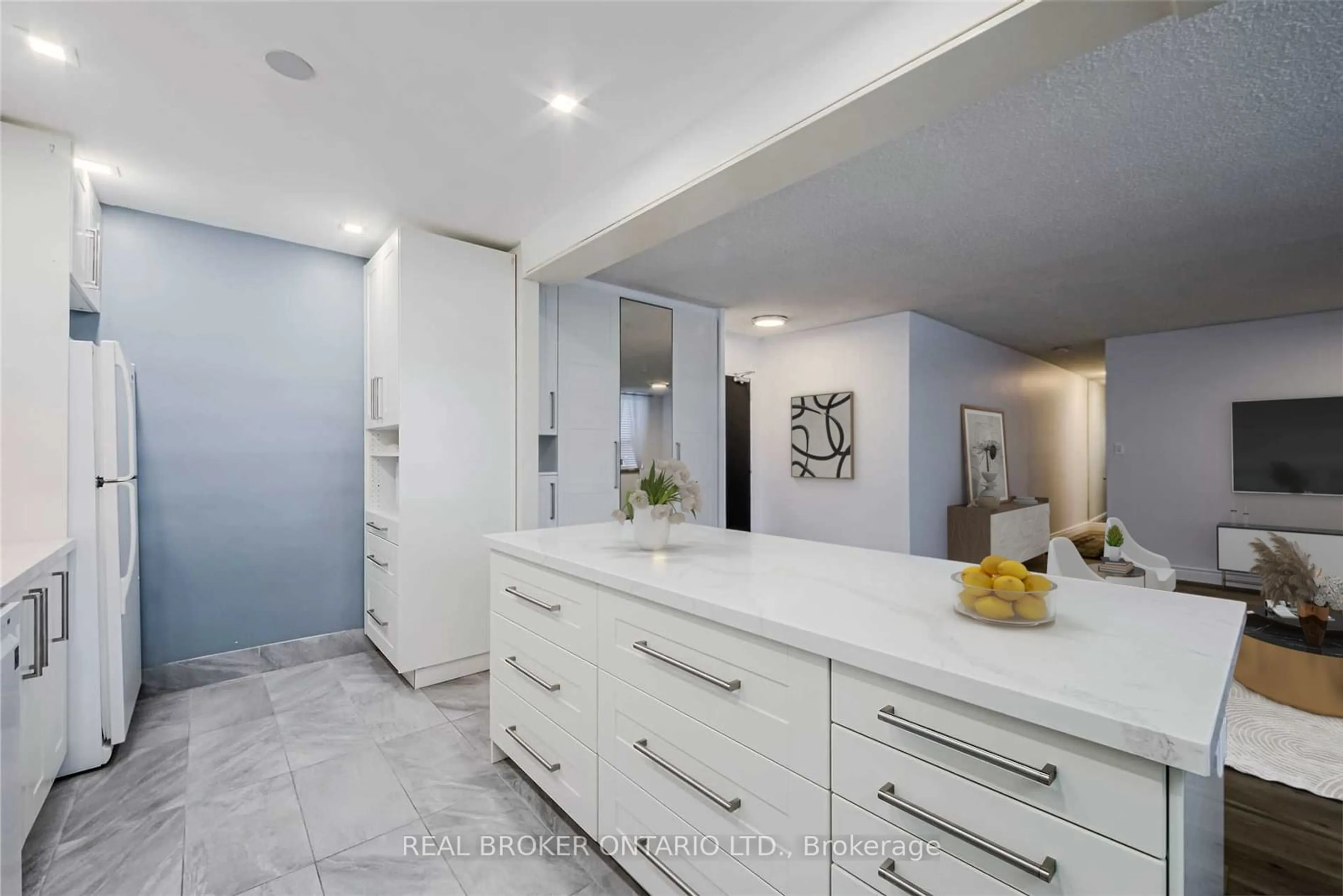 Contemporary bathroom, ceramic floors for 1660 Bloor St #101, Mississauga Ontario L4X 1R9