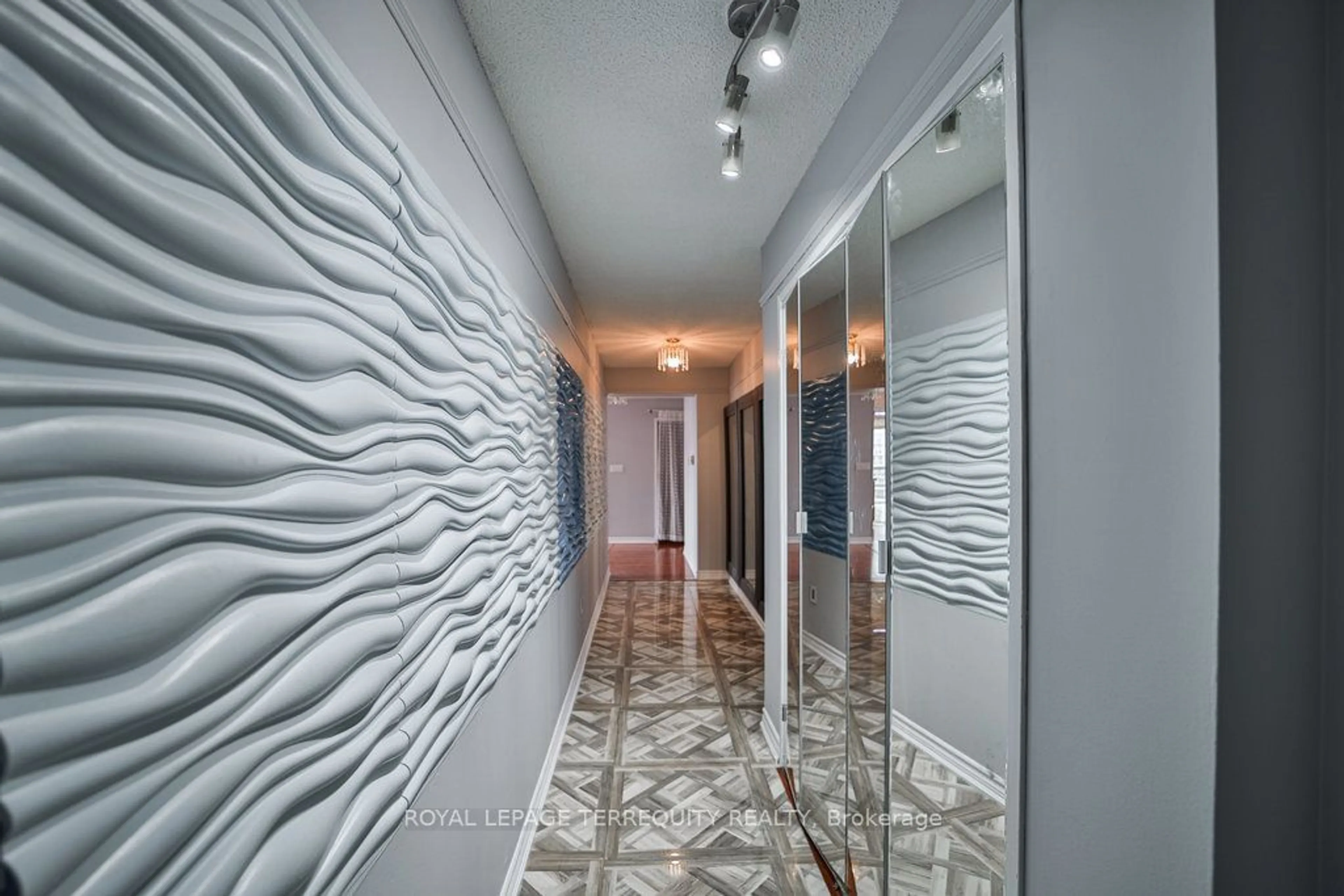 Indoor foyer, ceramic floors for 3650 Kaneff Cres #1007, Mississauga Ontario L5A 4A1