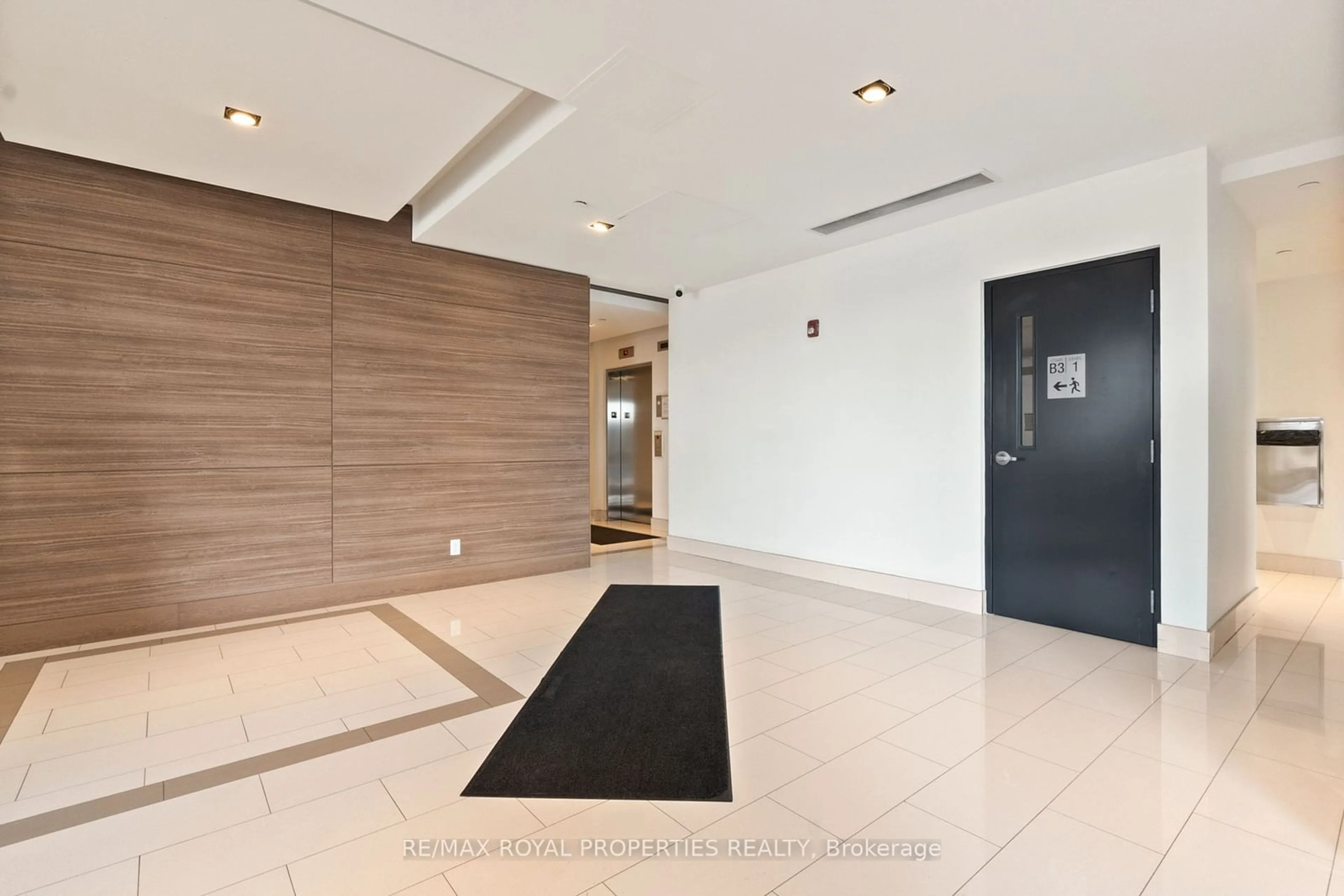 Indoor foyer, wood floors for 5240 Dundas St #B201, Burlington Ontario L7L 0J6