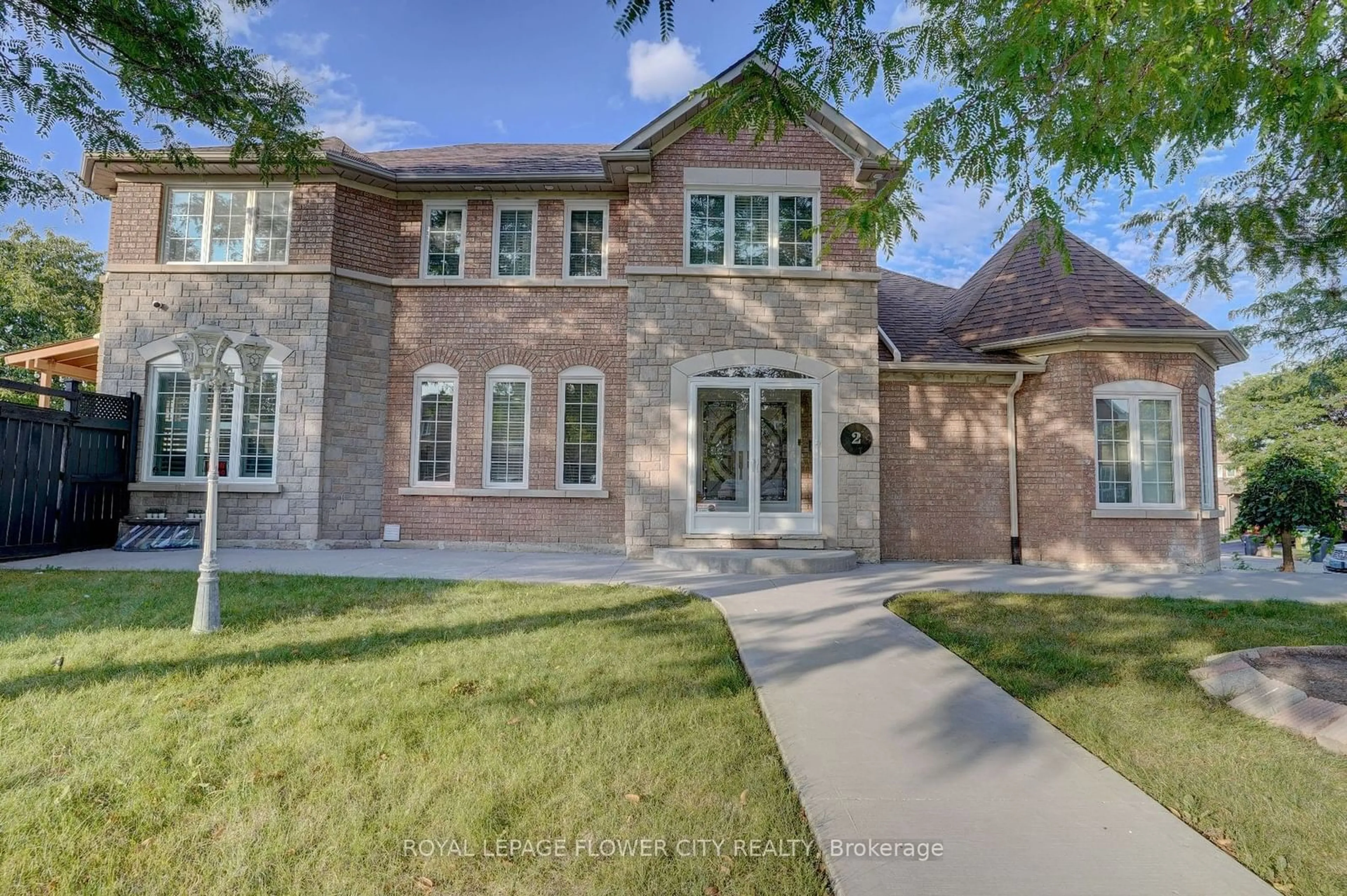 Home with brick exterior material for 2 Black Hills Crt, Brampton Ontario L6R 1J5